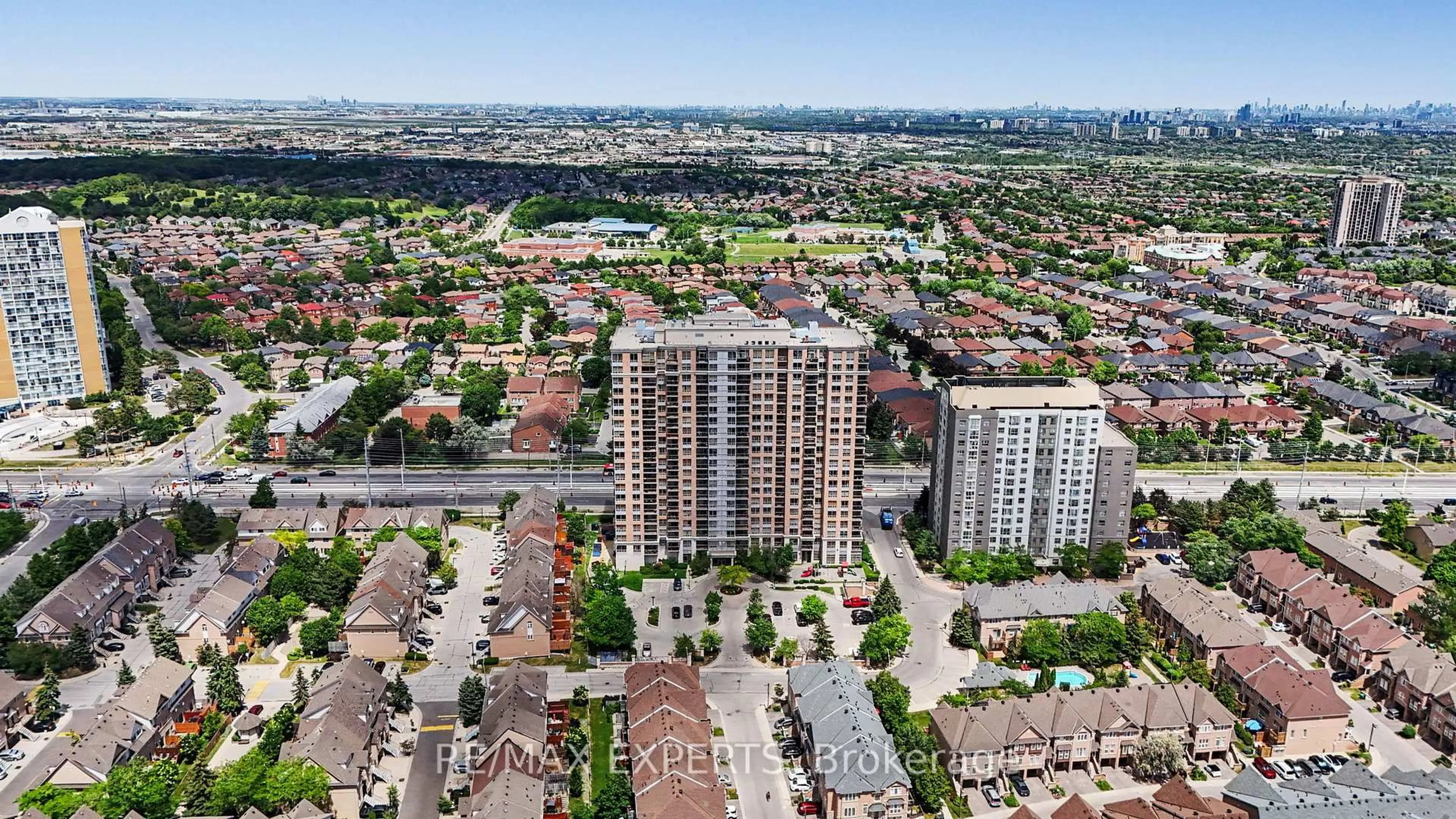 A pic from outside/outdoor area/front of a property/back of a property/a pic from drone, city buildings view from balcony for 55 Strathaven Dr #1113, Mississauga Ontario L5R 4G9