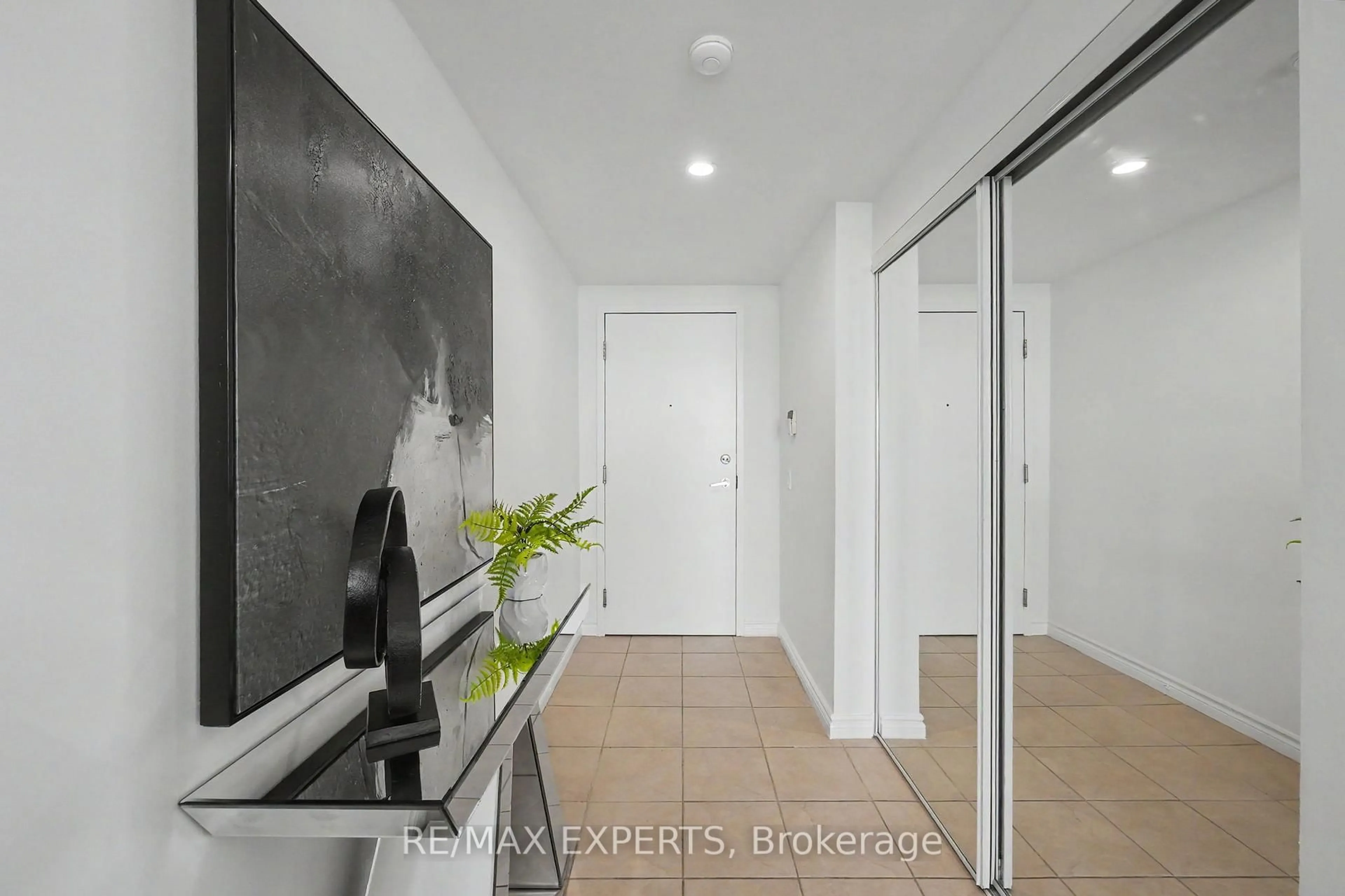Indoor foyer for 55 Strathaven Dr #1113, Mississauga Ontario L5R 4G9