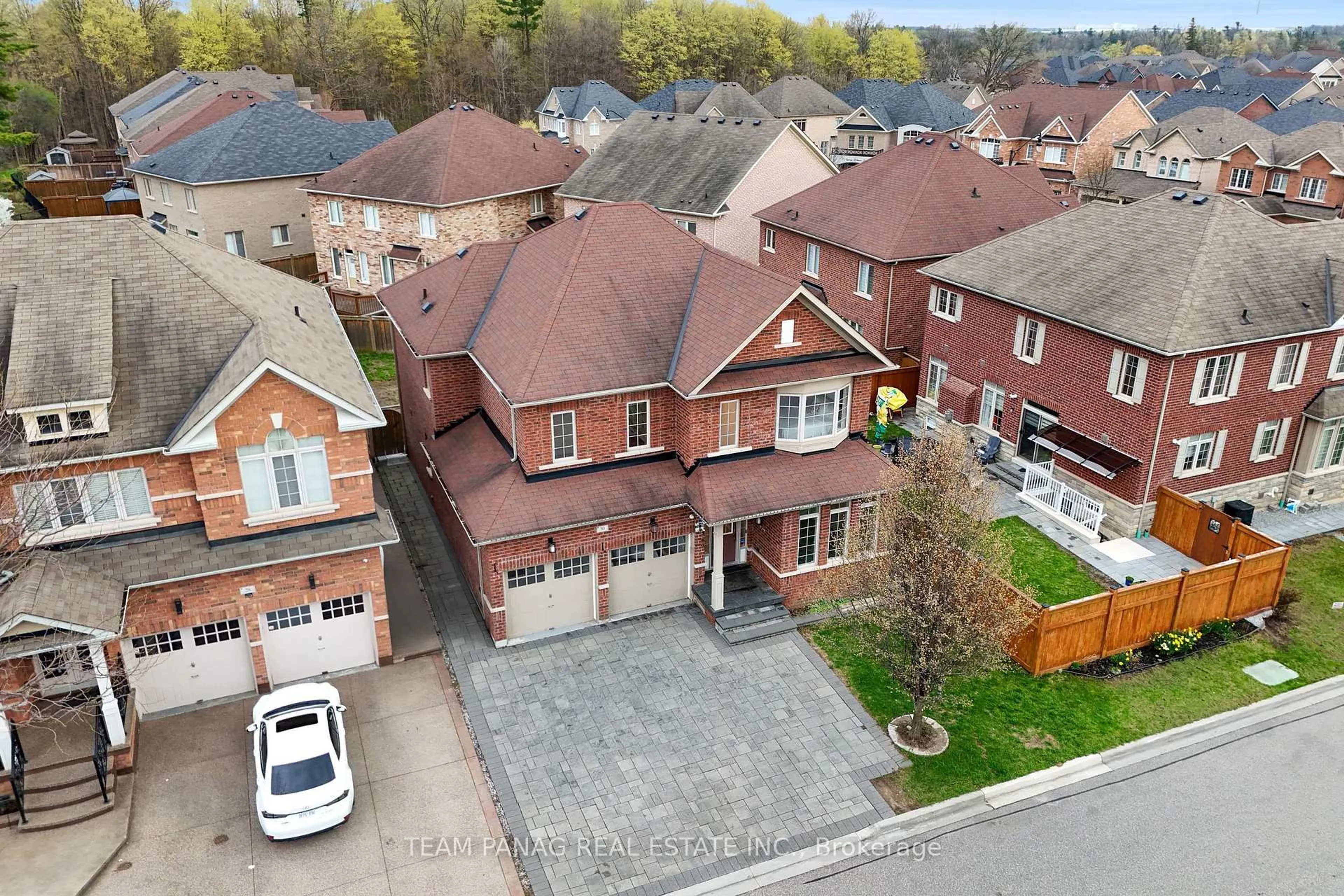 A pic from outside/outdoor area/front of a property/back of a property/a pic from drone, street for 30 Overglen Crt, Brampton Ontario L6Y 1P2