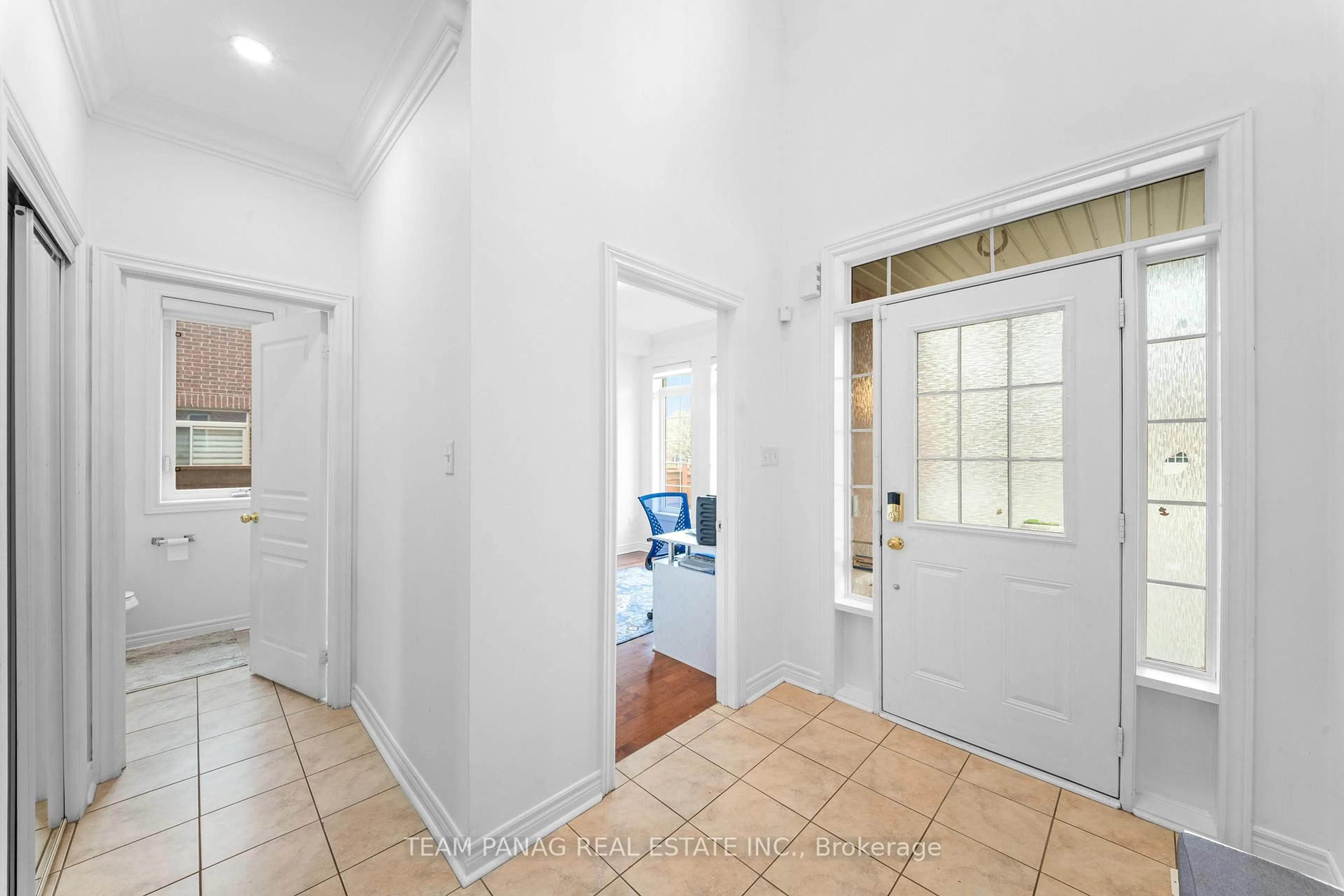 Indoor entryway for 30 Overglen Crt, Brampton Ontario L6Y 1P2