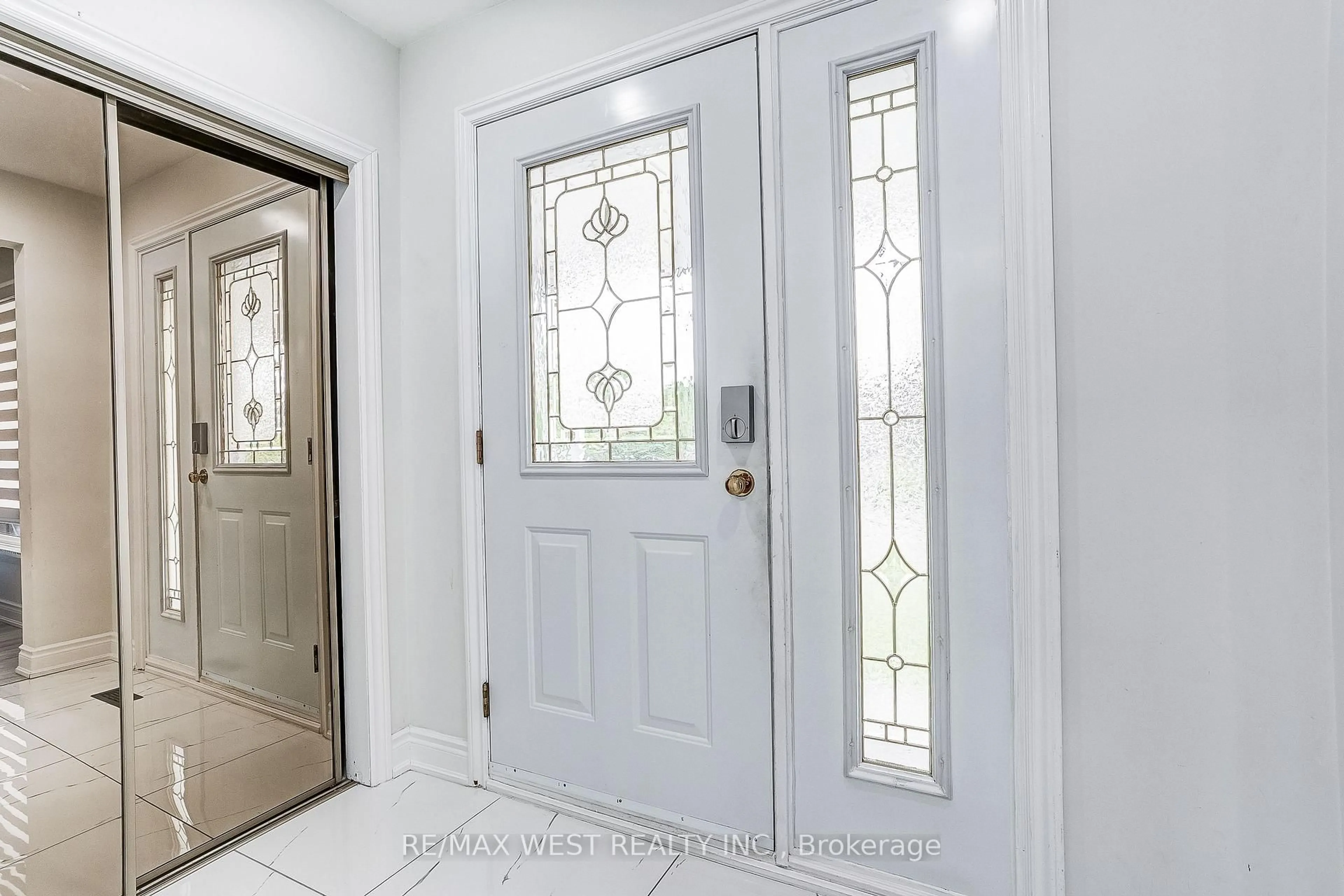 Indoor entryway for 19 Archway Cres, Toronto Ontario M9M 1V5