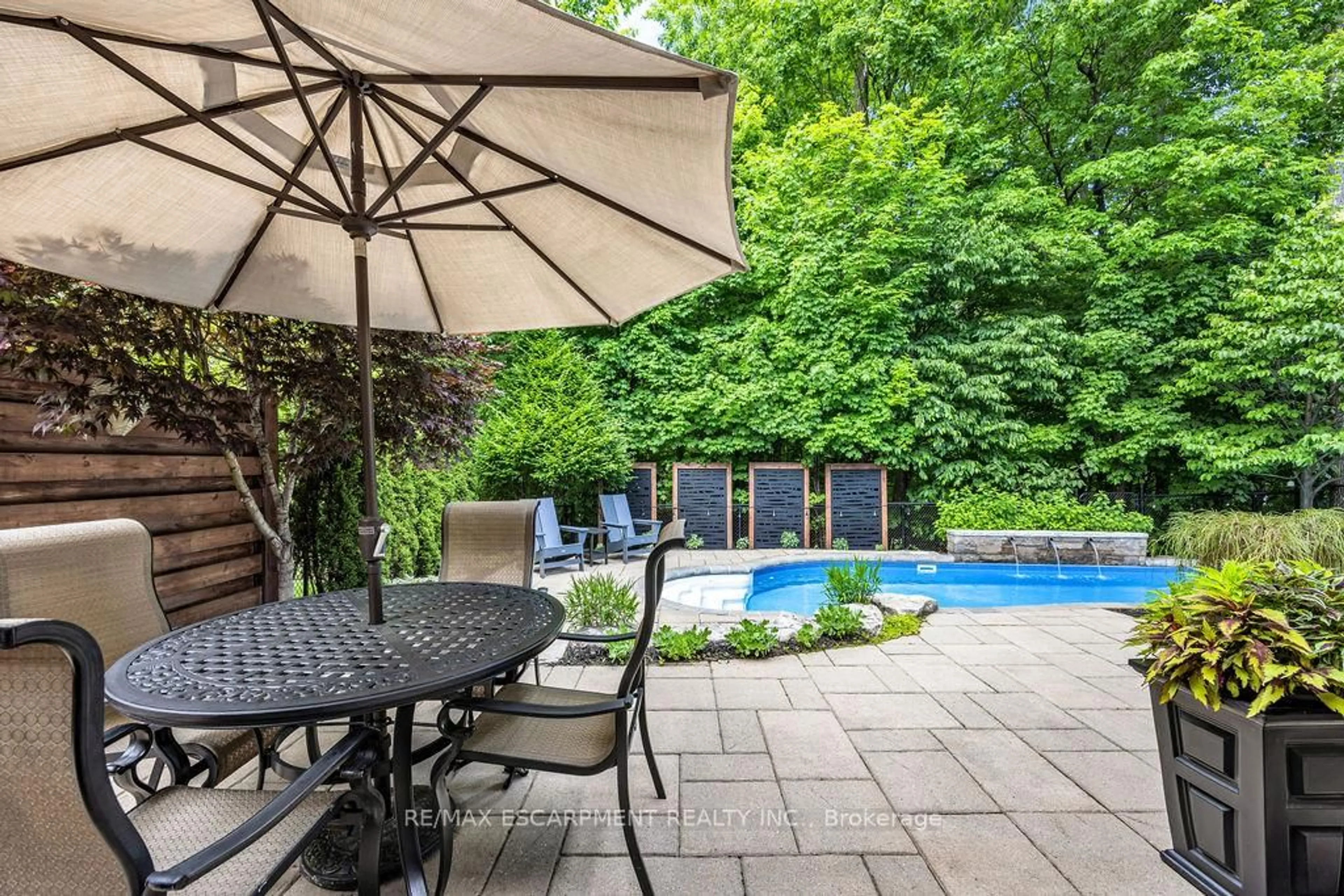 Patio, street for 4176 Bianca Forest Dr, Burlington Ontario L7M 4L4