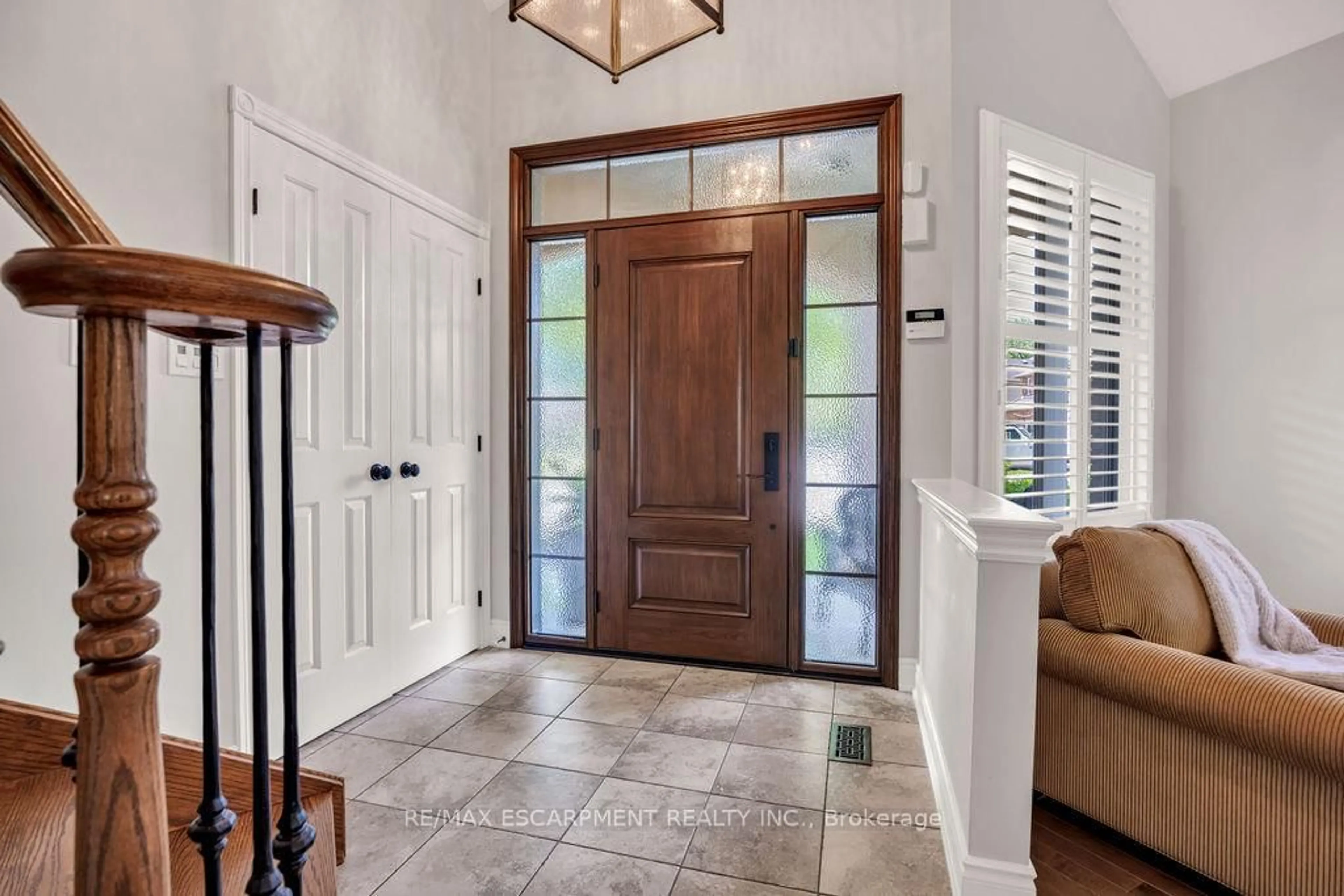 Indoor entryway for 4176 Bianca Forest Dr, Burlington Ontario L7M 4L4