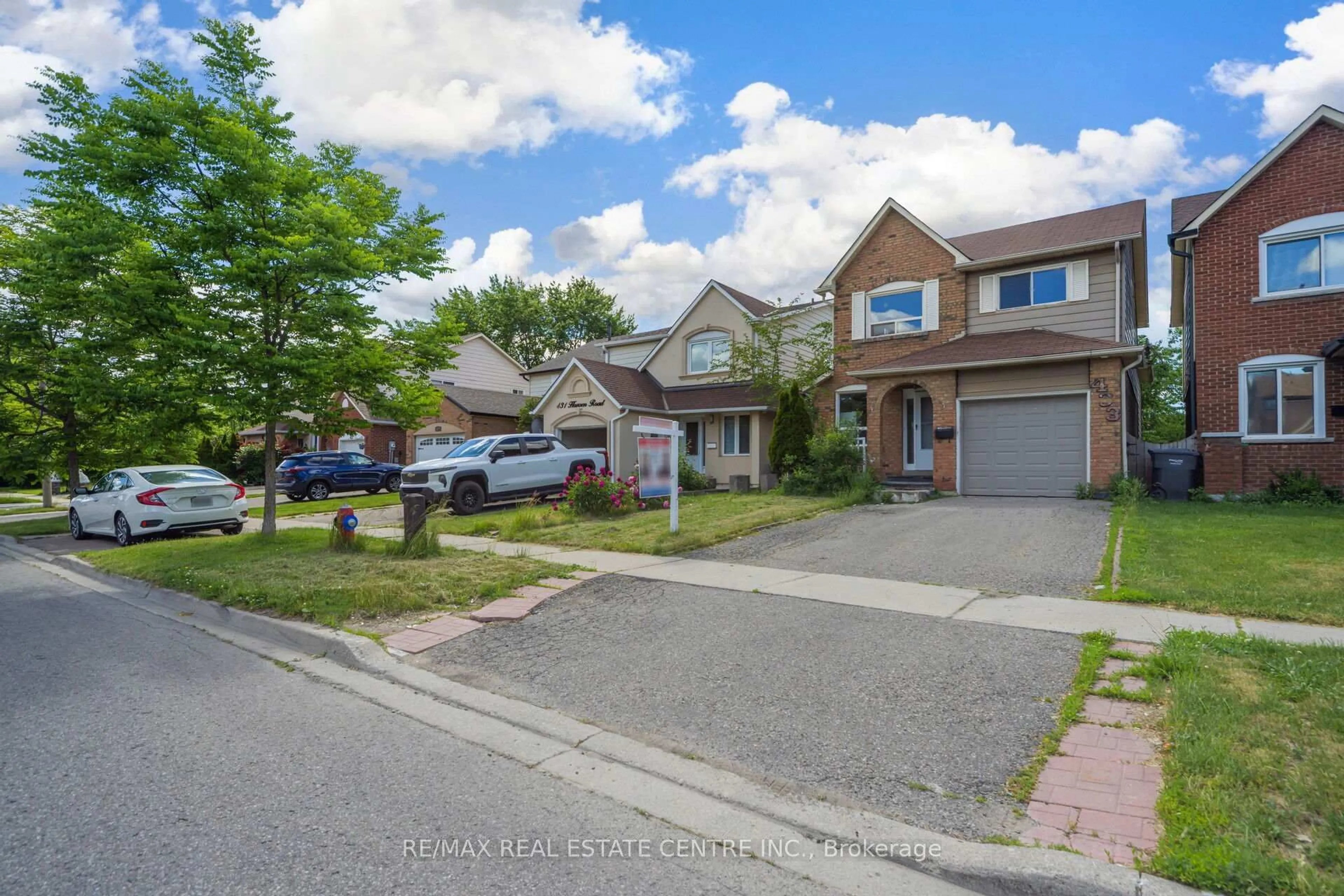 A pic from outside/outdoor area/front of a property/back of a property/a pic from drone, street for 433 Hansen Rd, Brampton Ontario L6V 3P6