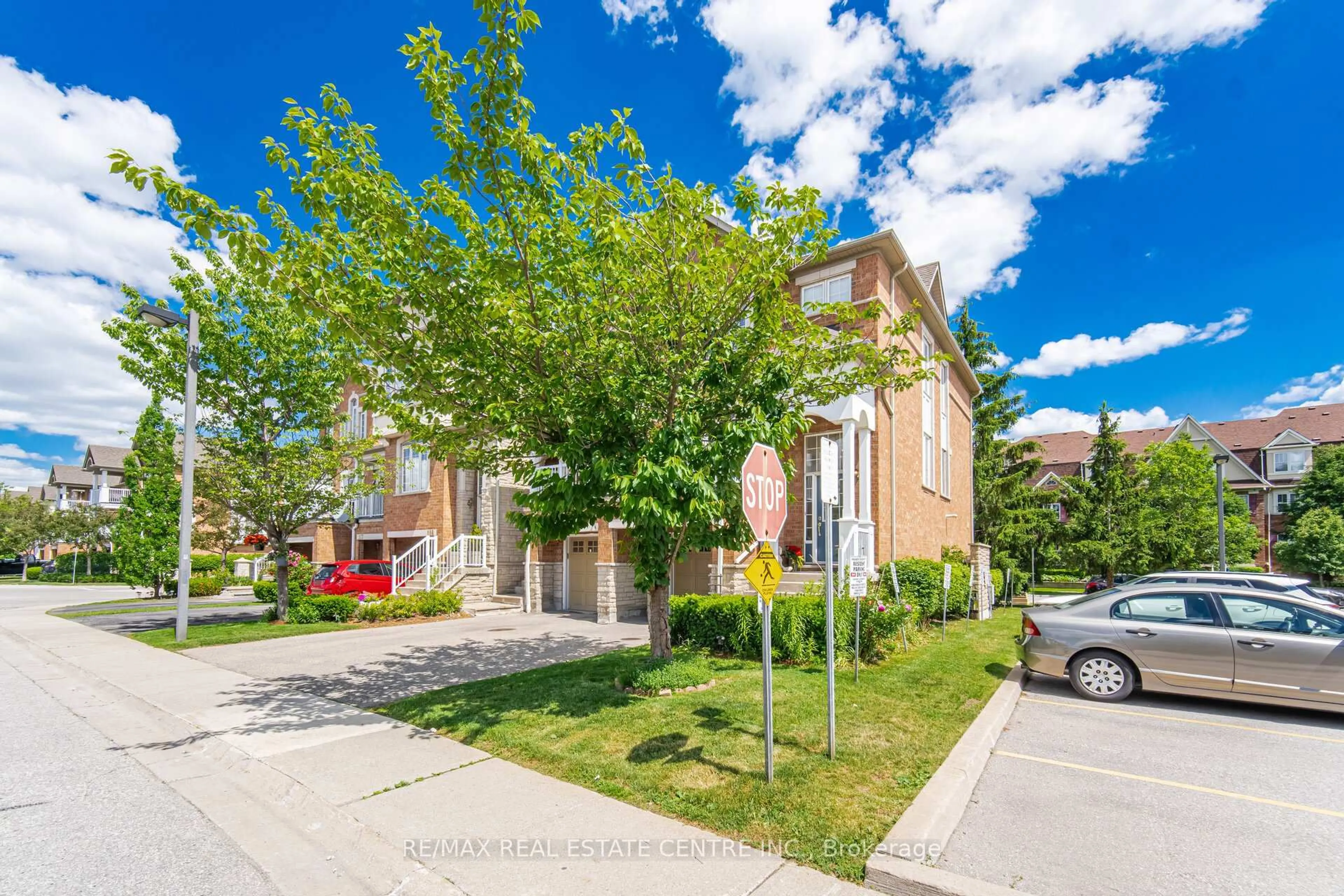 A pic from outside/outdoor area/front of a property/back of a property/a pic from drone, street for 601 Shoreline Dr #120, Mississauga Ontario L5B 4J9