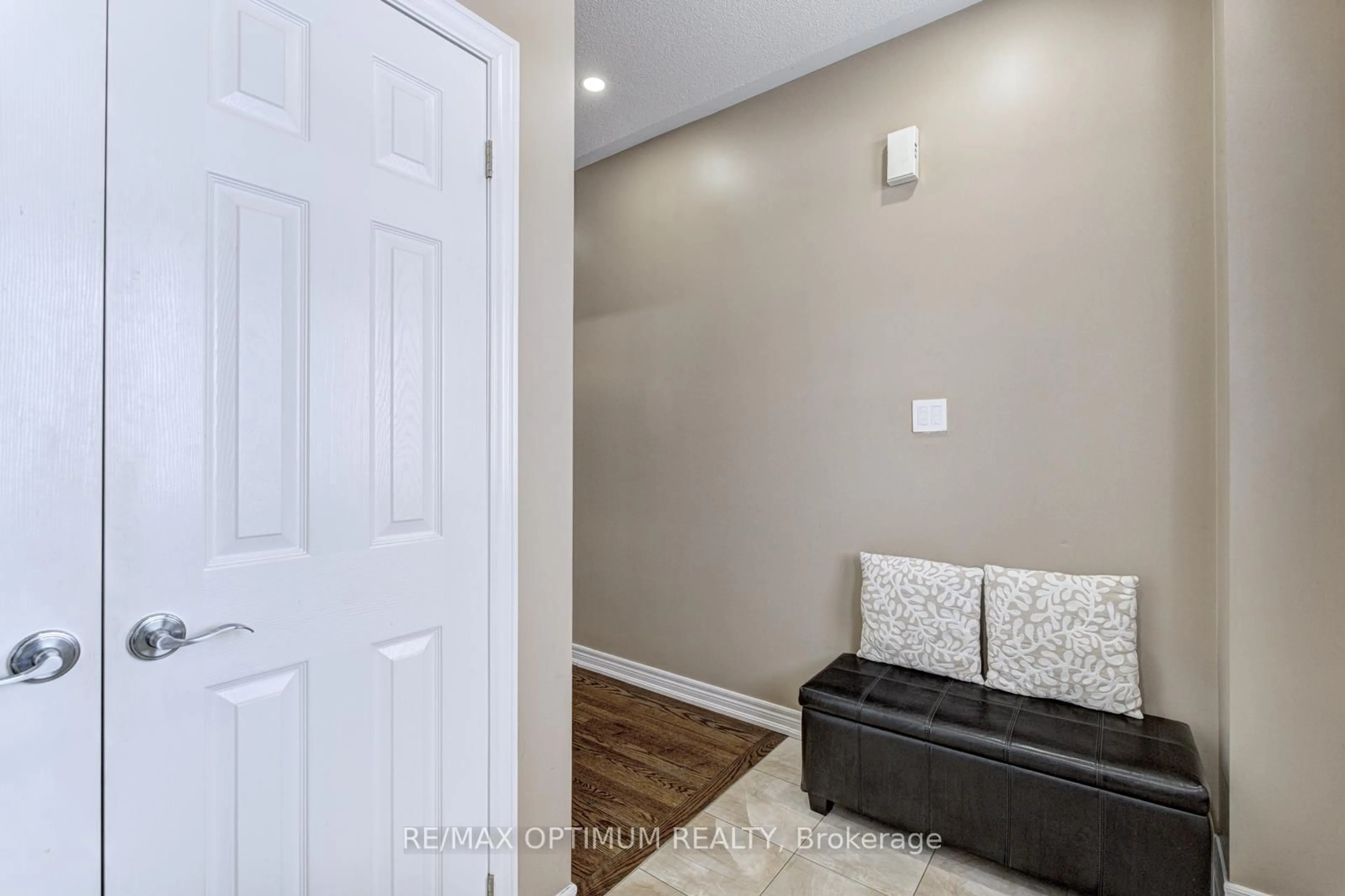 Indoor entryway for 9 Ballyhaise Cres, Brampton Ontario L6X 0Y2