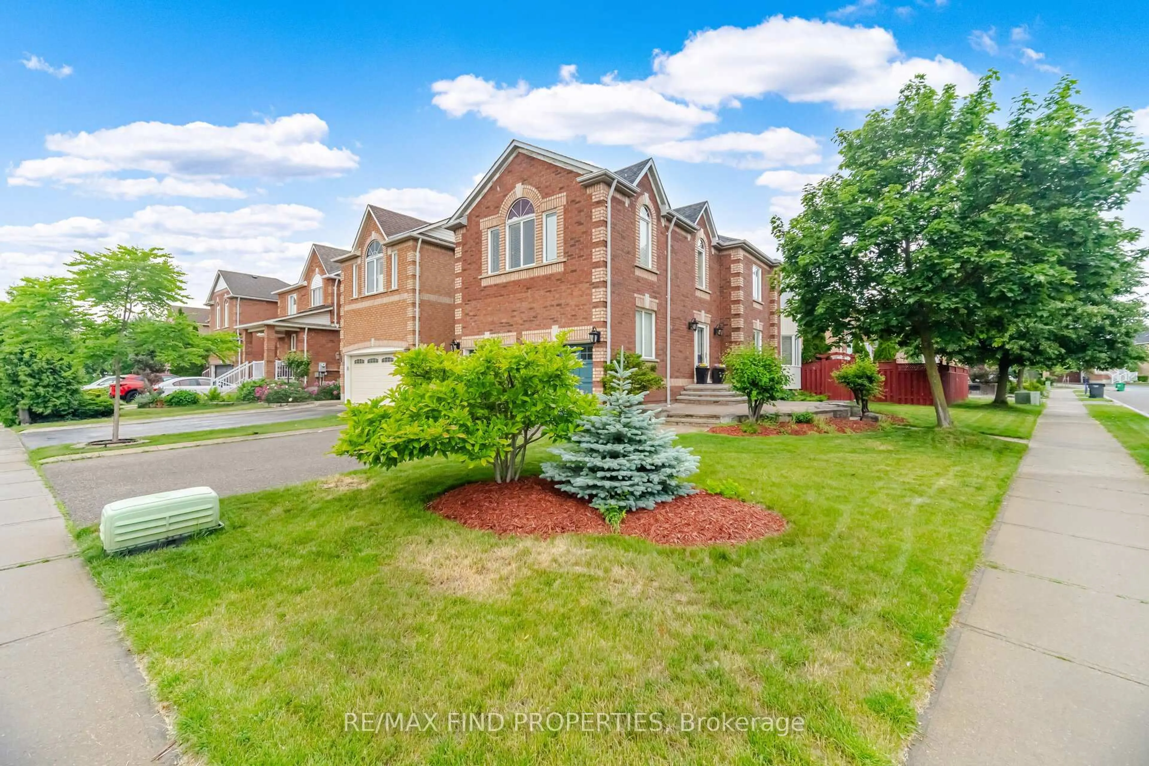 A pic from outside/outdoor area/front of a property/back of a property/a pic from drone, street for 2 Summerdale Cres, Brampton Ontario L6X 4V8