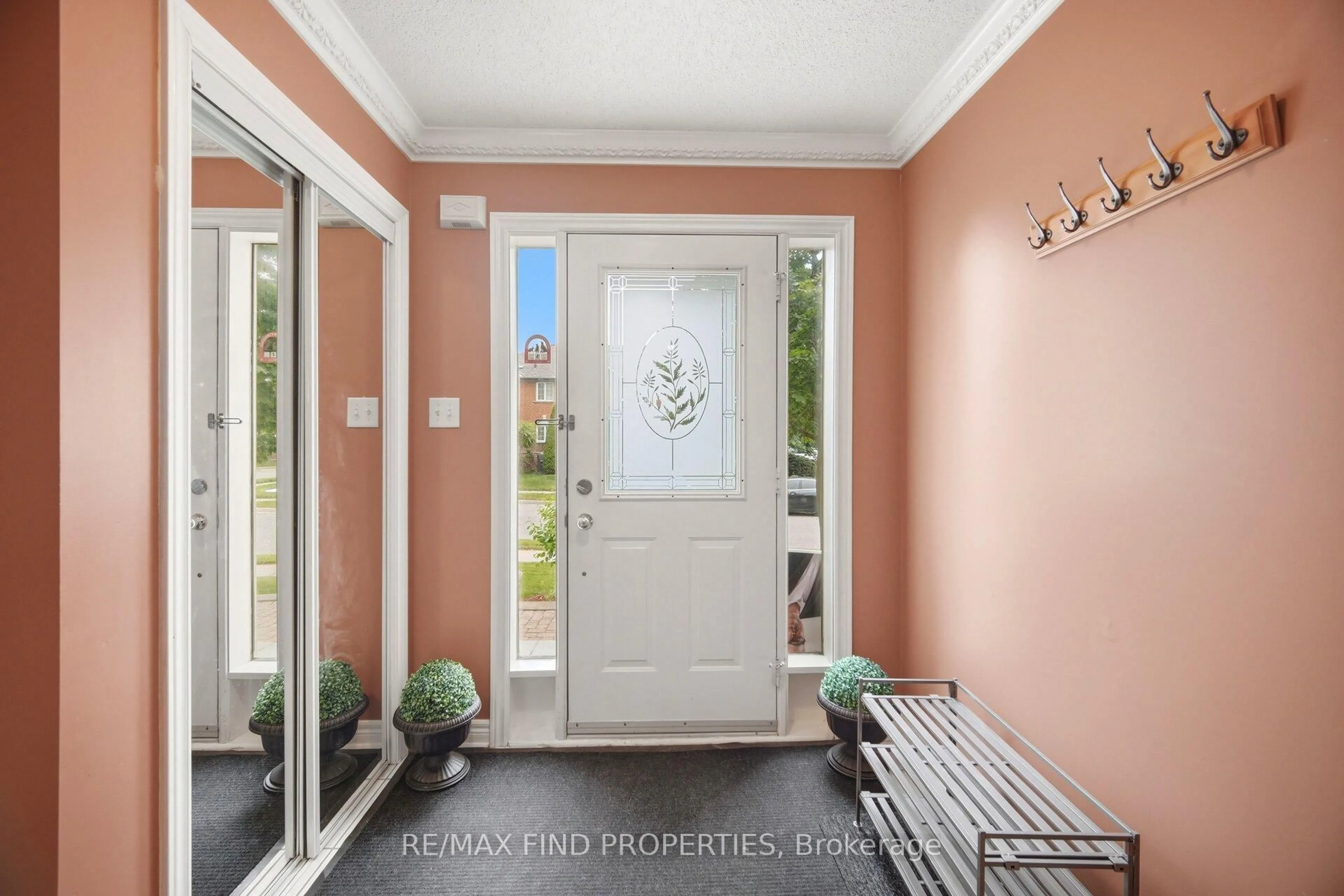 Indoor entryway for 2 Summerdale Cres, Brampton Ontario L6X 4V8