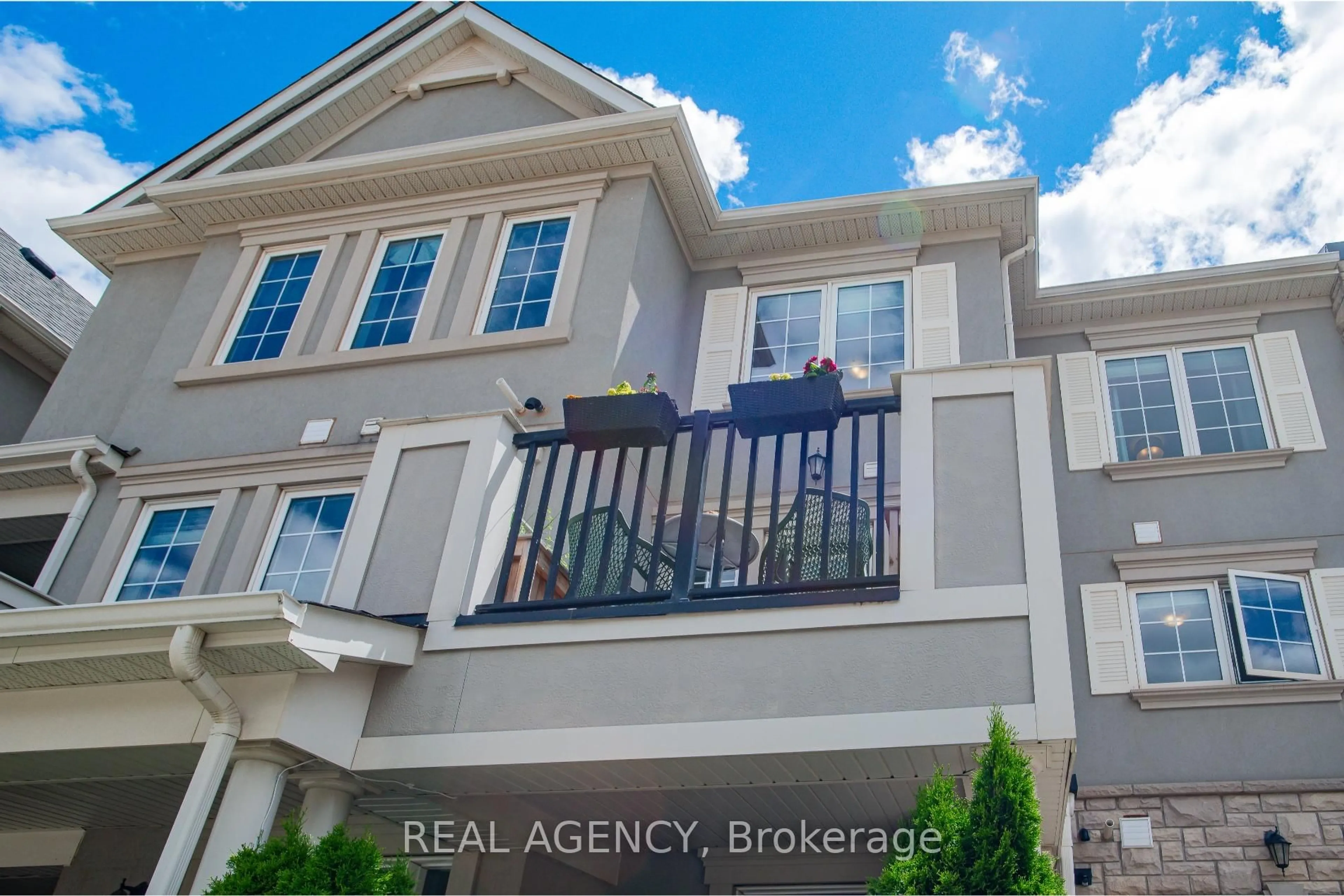 A pic from outside/outdoor area/front of a property/back of a property/a pic from drone, building for 284 Jemima Dr, Oakville Ontario L6M 0V6