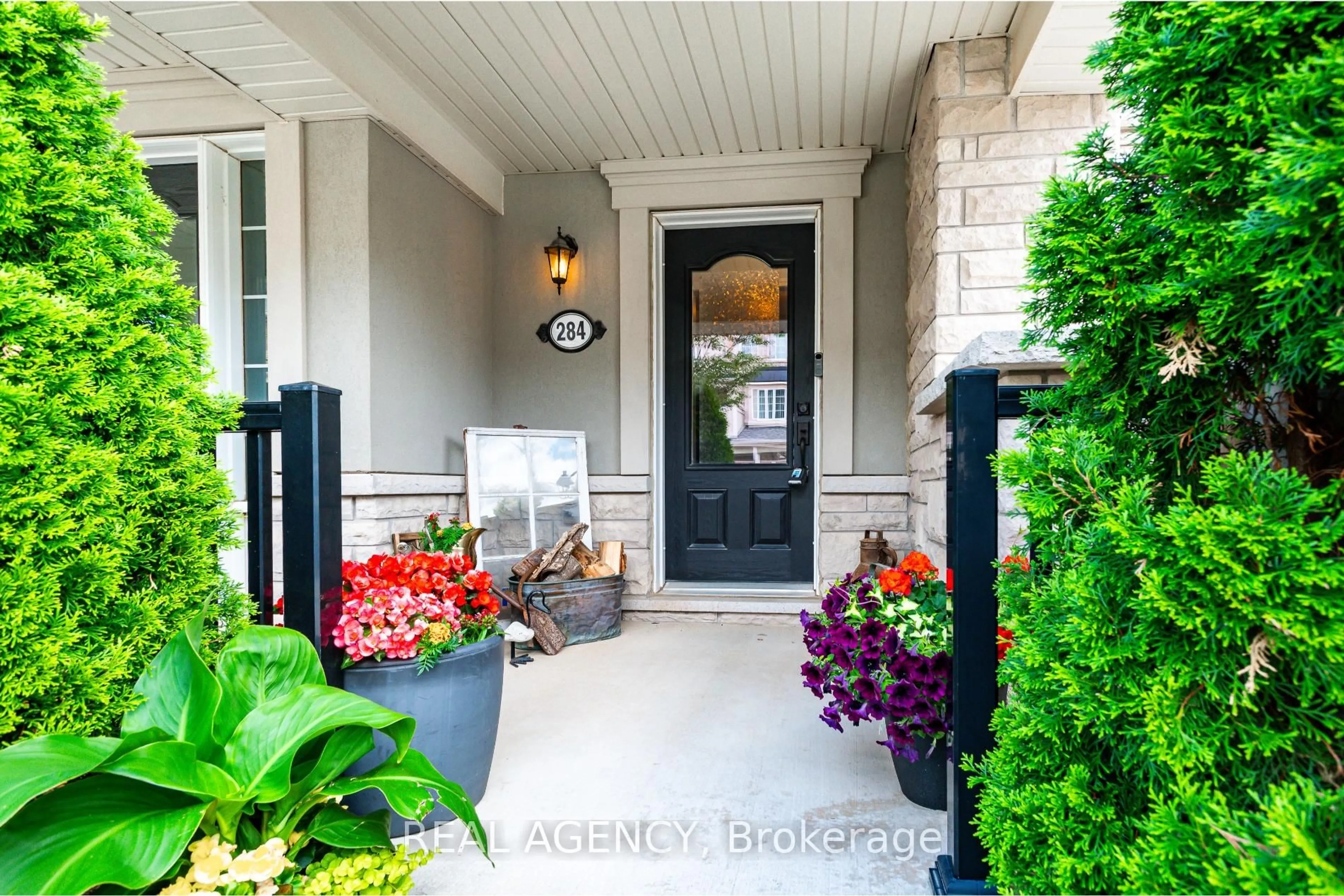 Indoor entryway for 284 Jemima Dr, Oakville Ontario L6M 0V6
