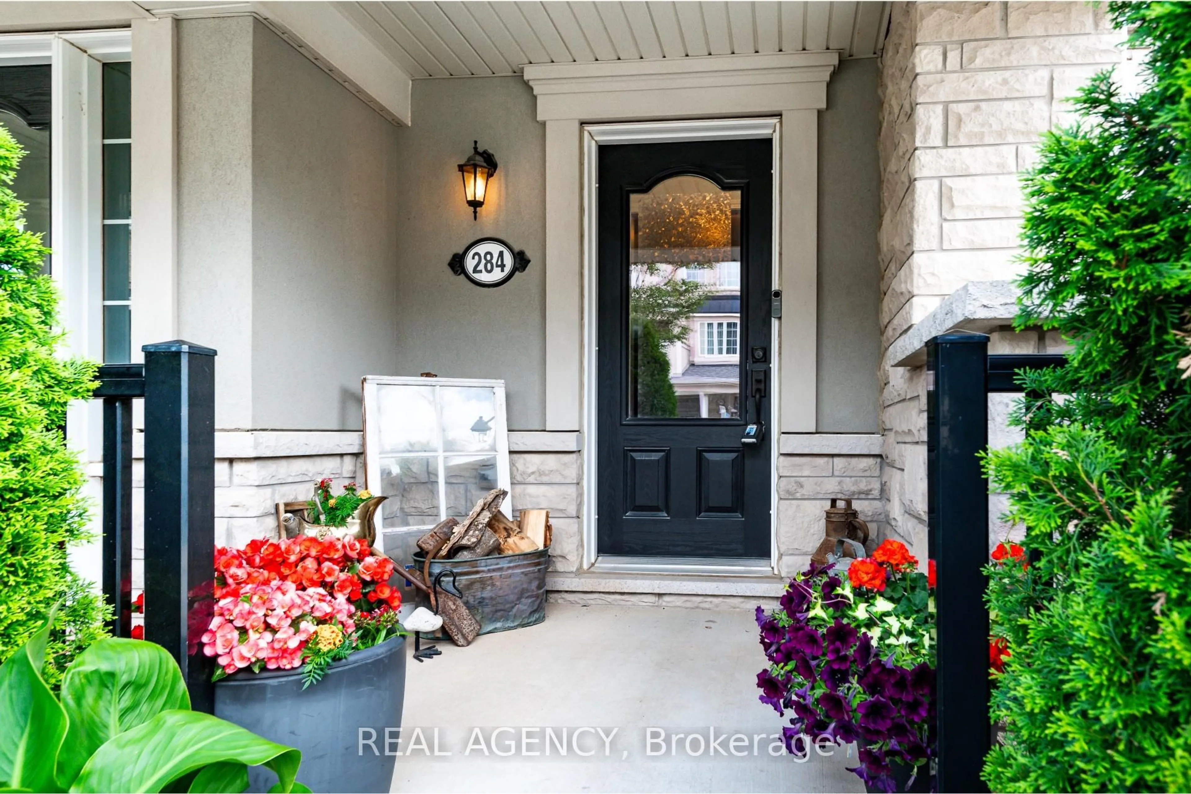 Indoor entryway for 284 Jemima Dr, Oakville Ontario L6M 0V6