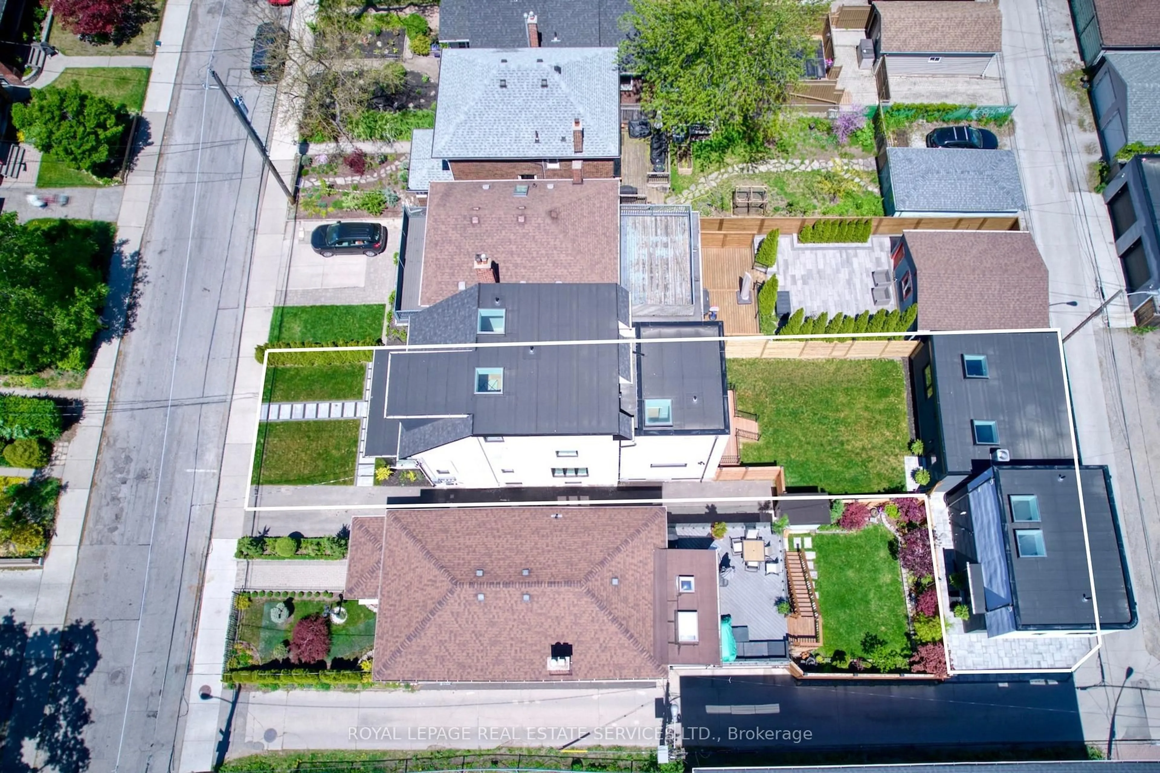 A pic from outside/outdoor area/front of a property/back of a property/a pic from drone, street for 561 Durie St, Toronto Ontario M6S 3H2