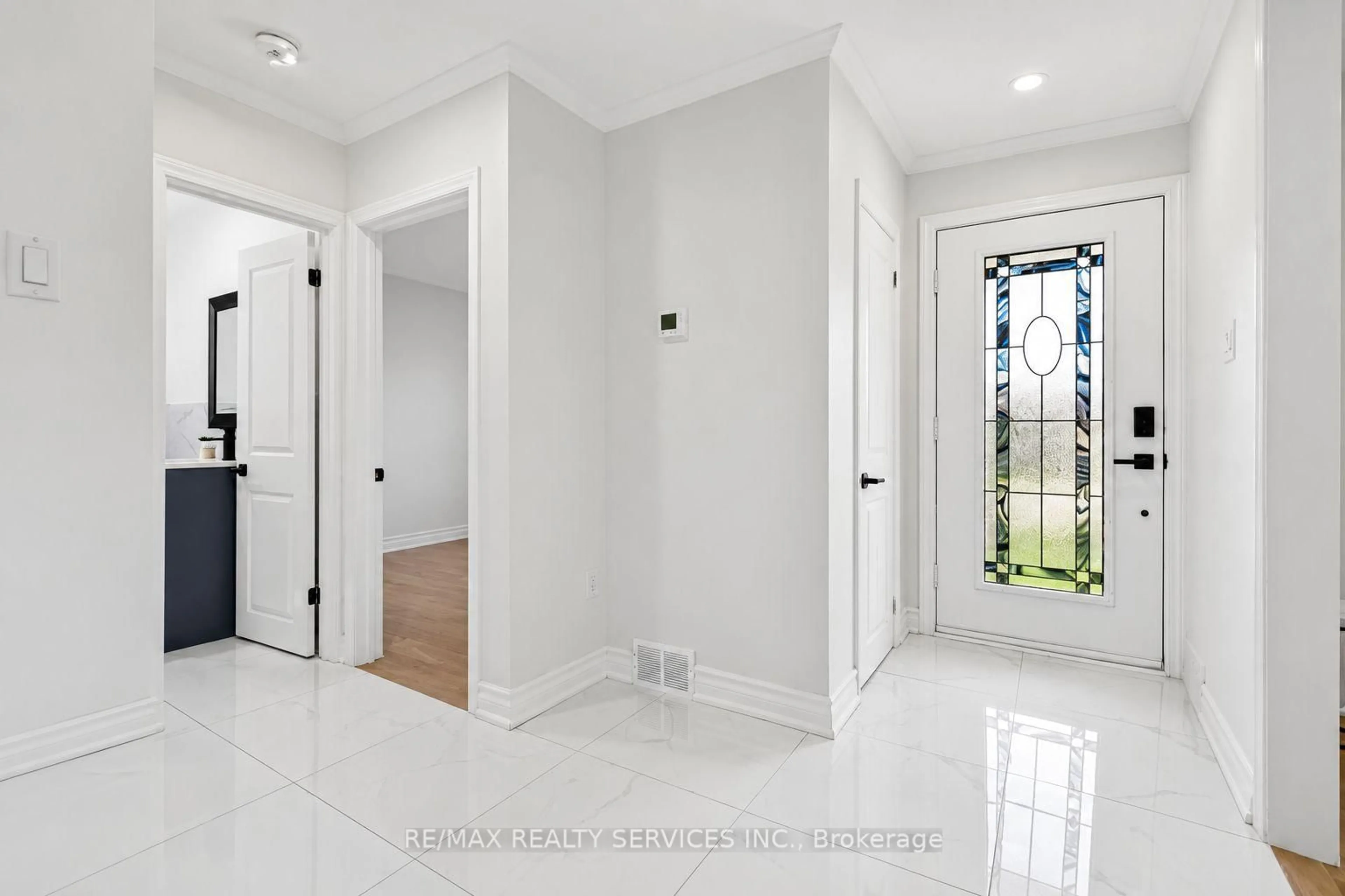 Indoor entryway for 21 Gregory St, Brampton Ontario L6Y 1G2