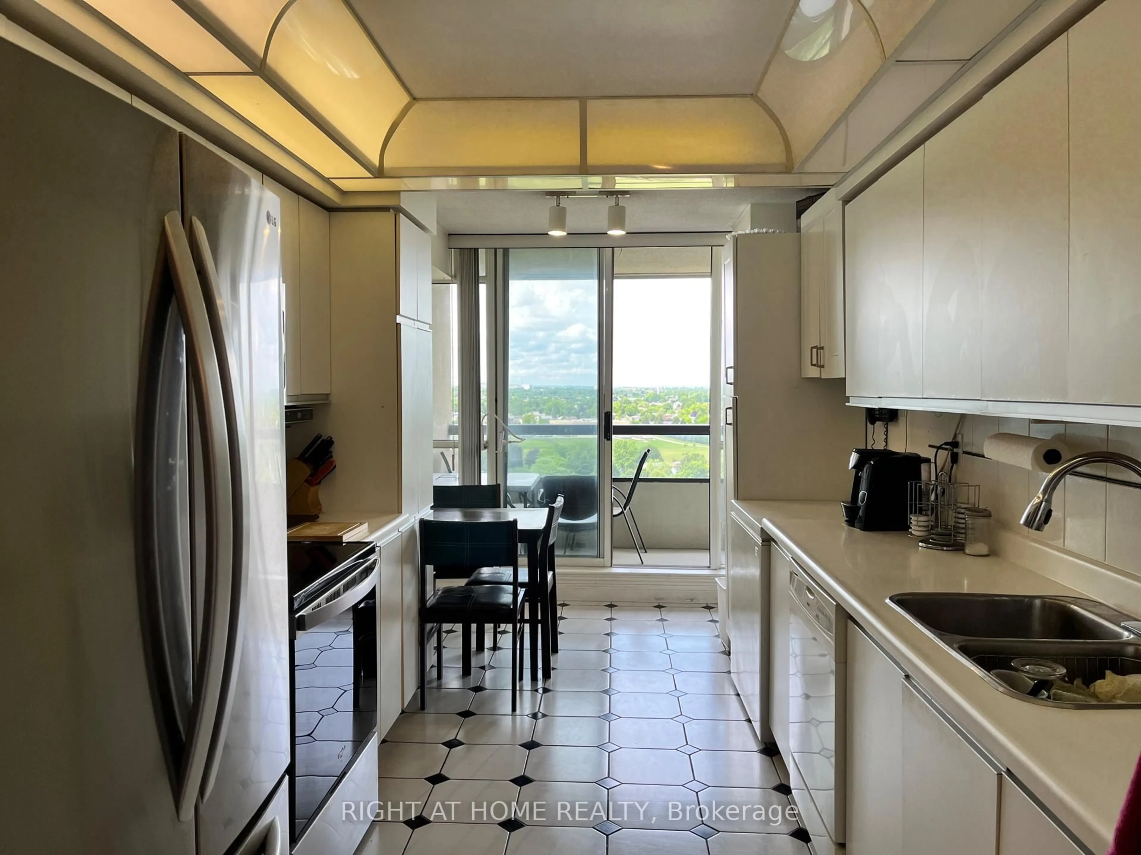 Standard kitchen, ceramic/tile floor for 24 Hanover Rd #1507, Brampton Ontario L6S 5K8