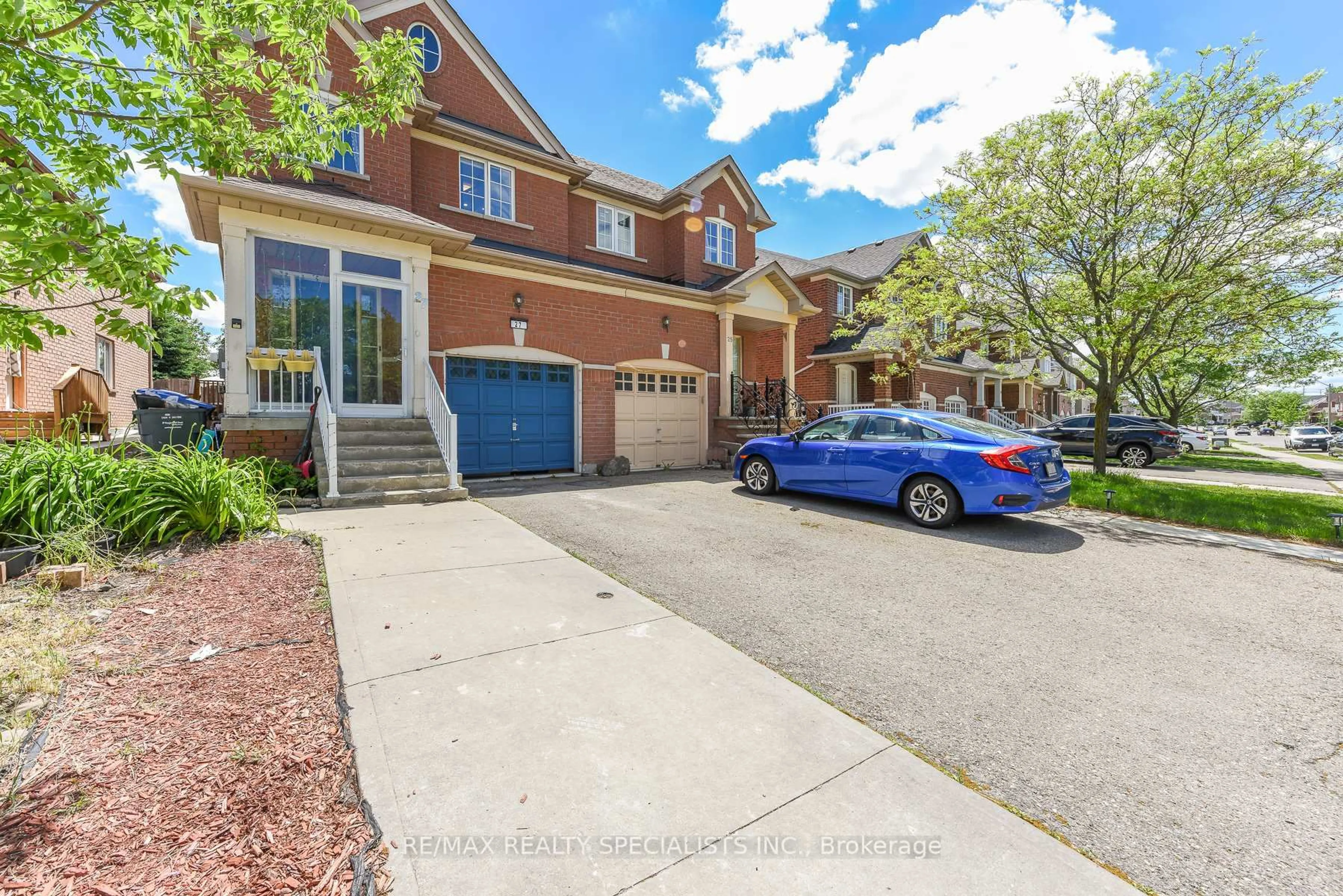 A pic from outside/outdoor area/front of a property/back of a property/a pic from drone, street for 27 Rotunda St, Brampton Ontario L6X 5E5