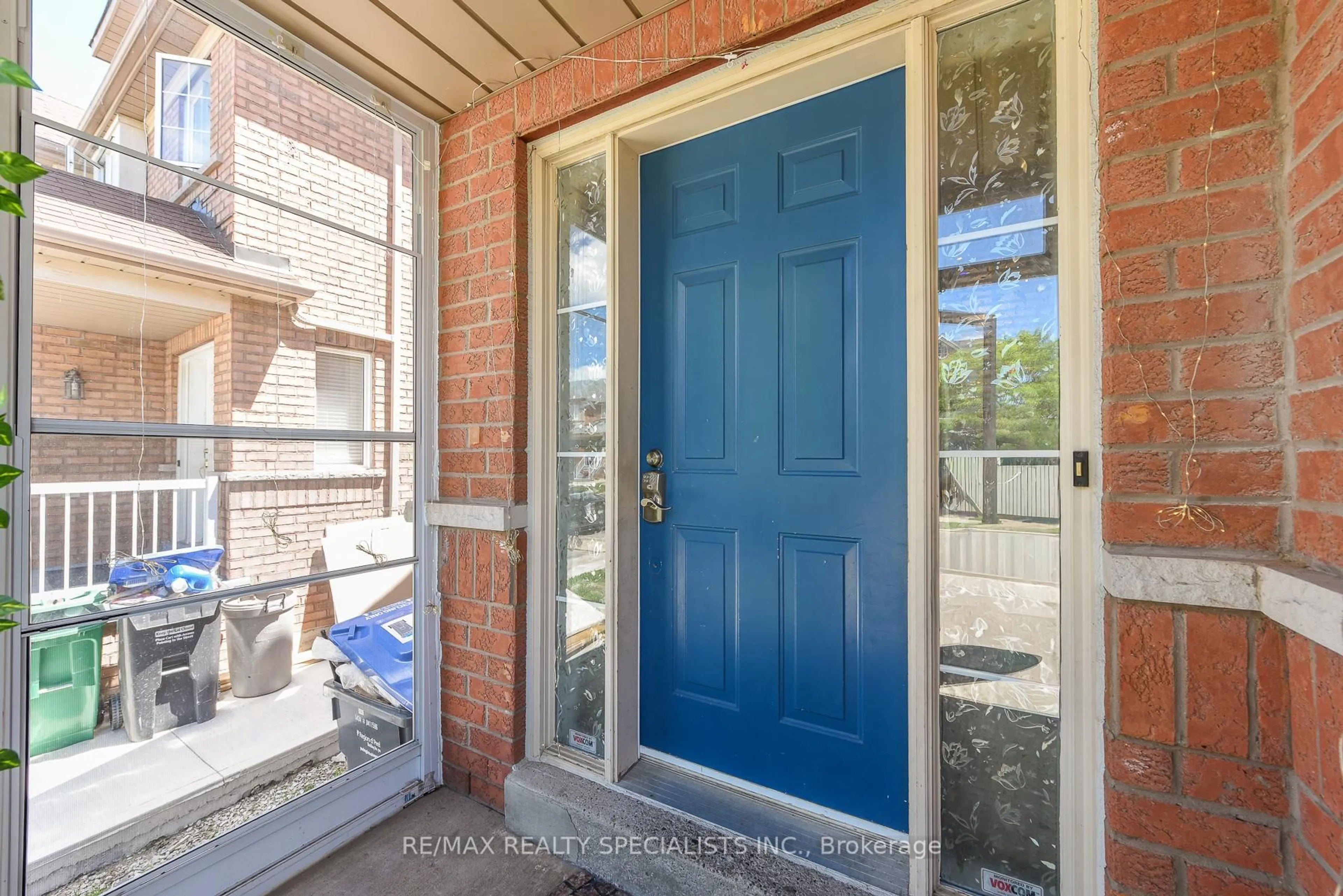 Indoor entryway for 27 Rotunda St, Brampton Ontario L6X 5E5
