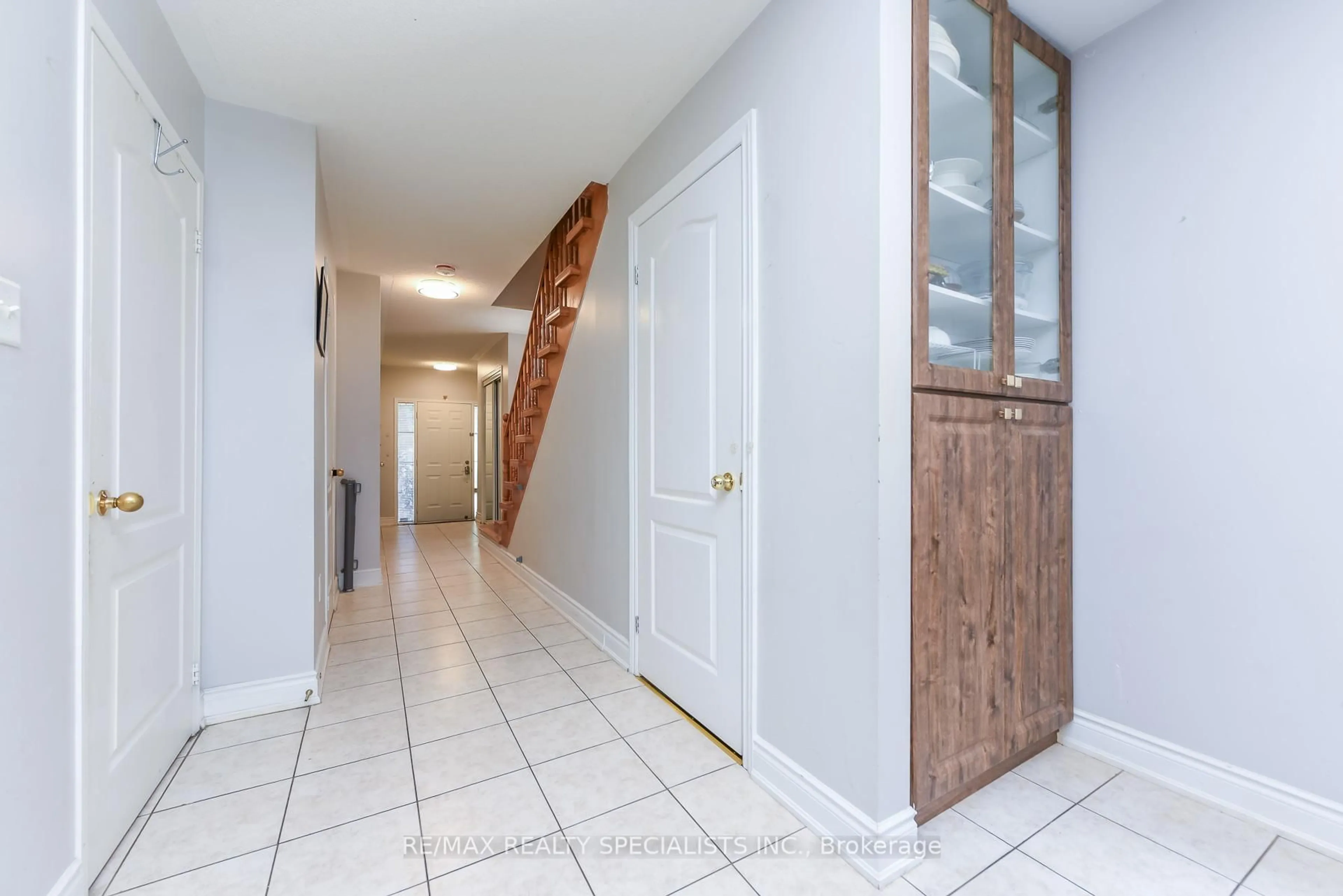 Indoor entryway for 27 Rotunda St, Brampton Ontario L6X 5E5