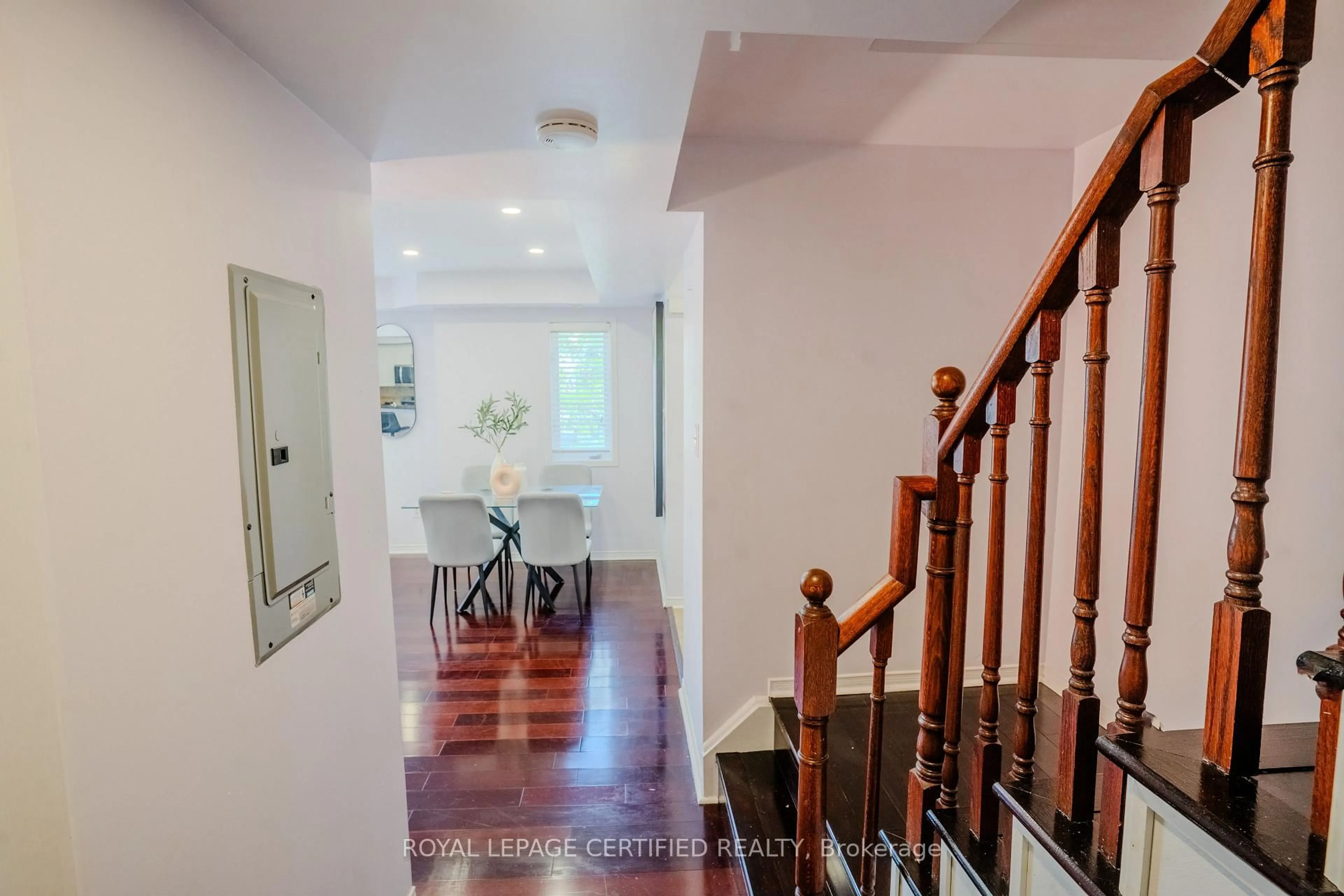 Indoor foyer for 4975 Southampton Dr #353, Mississauga Ontario L5M 8C8