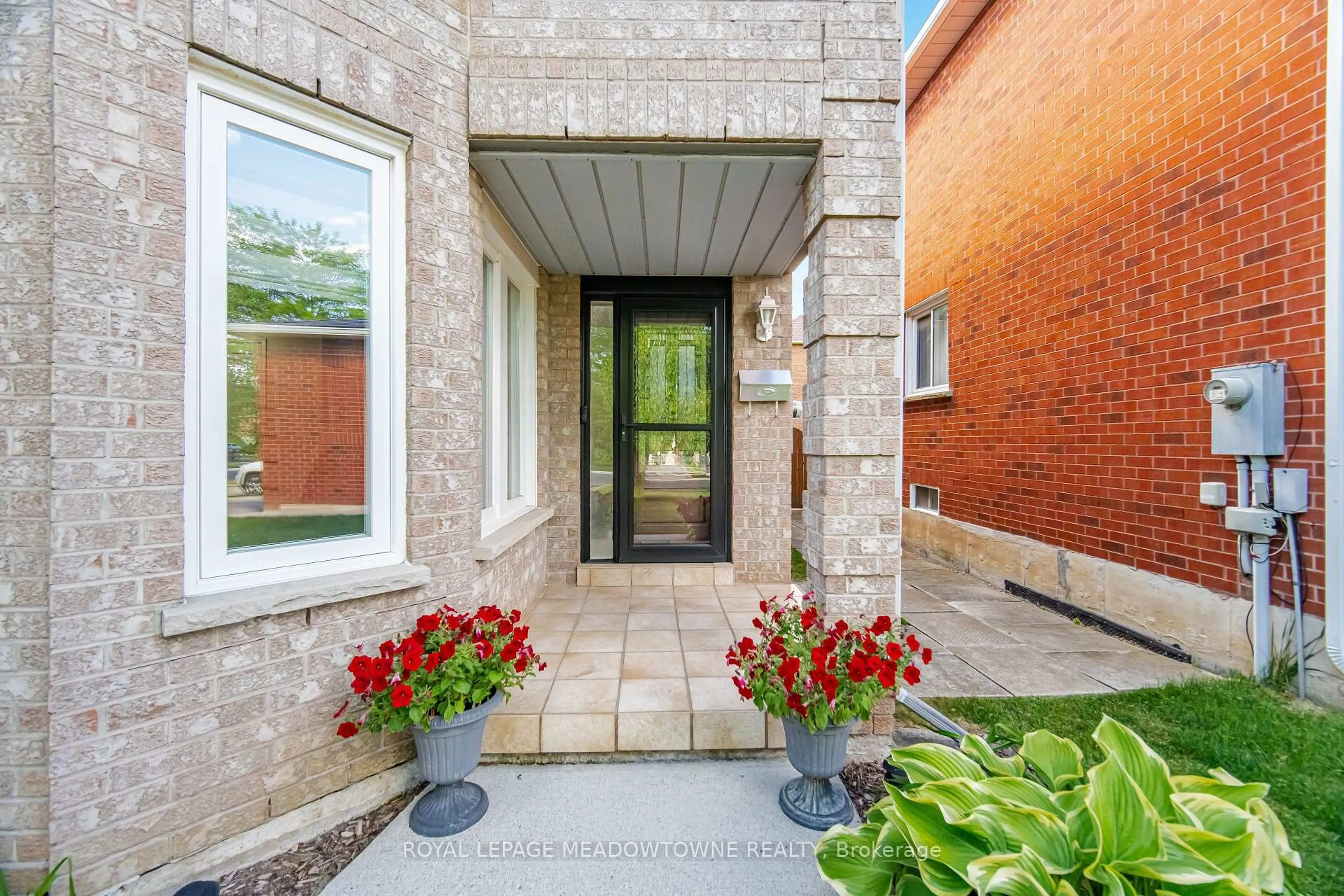 Indoor entryway for 6240 Snowflake Lane, Mississauga Ontario L5N 6G8