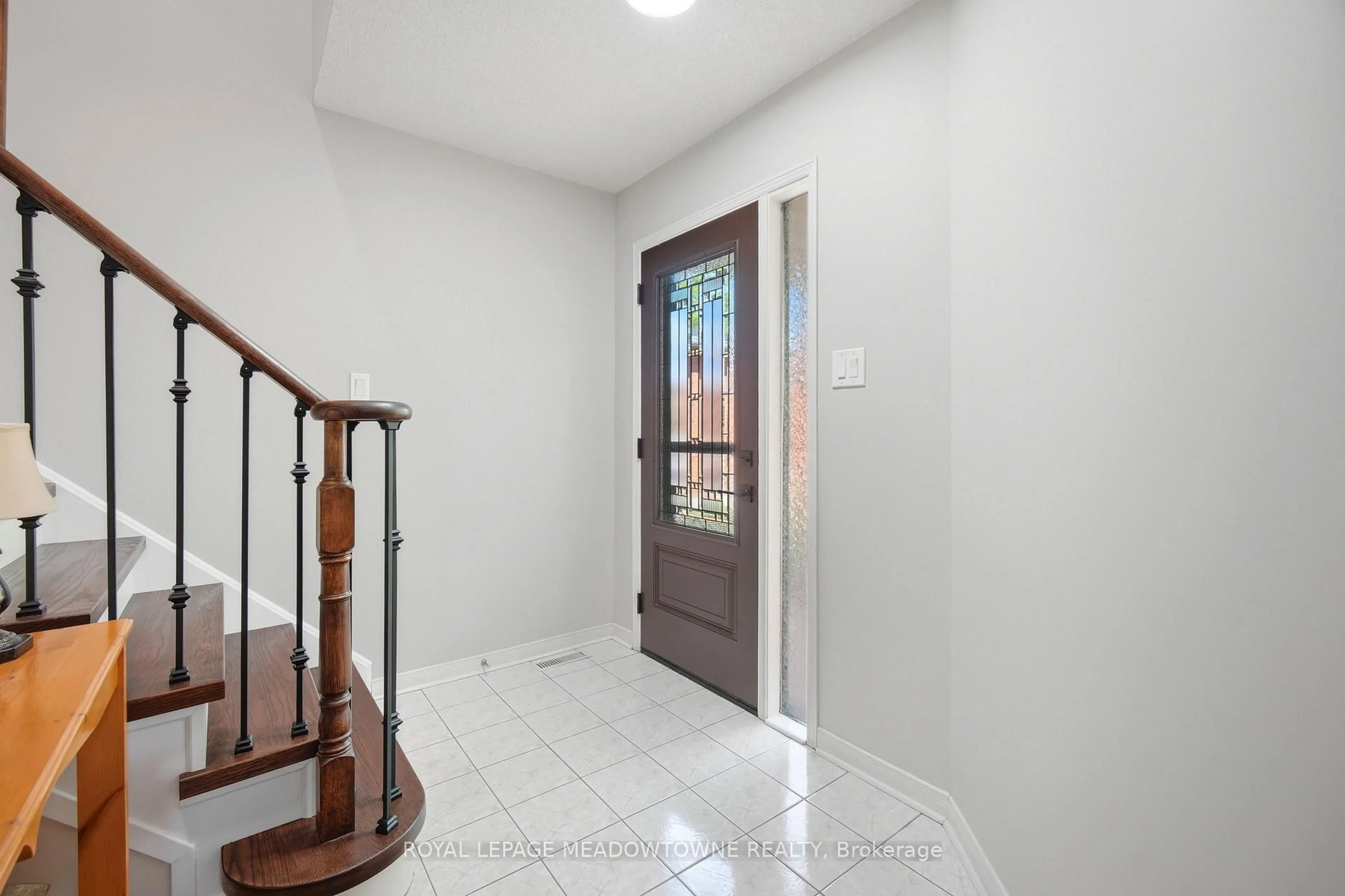 Indoor entryway for 6240 Snowflake Lane, Mississauga Ontario L5N 6G8