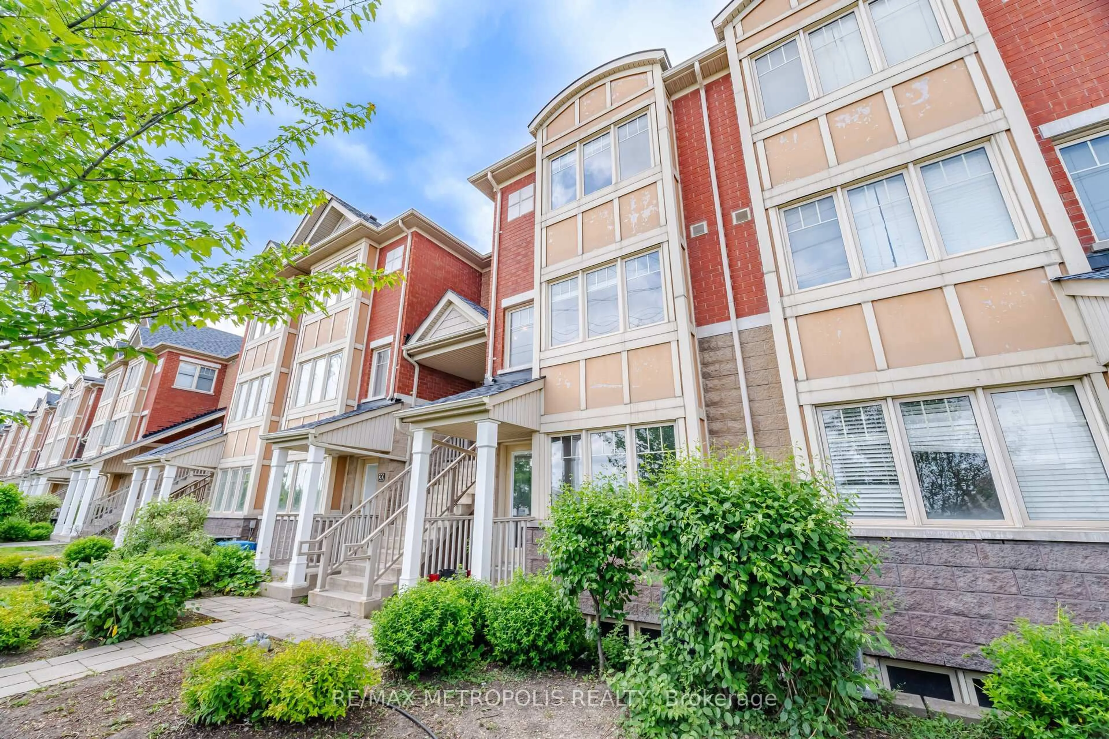Unknown for 3975 Eglinton Ave #17, Mississauga Ontario L5M 0E7