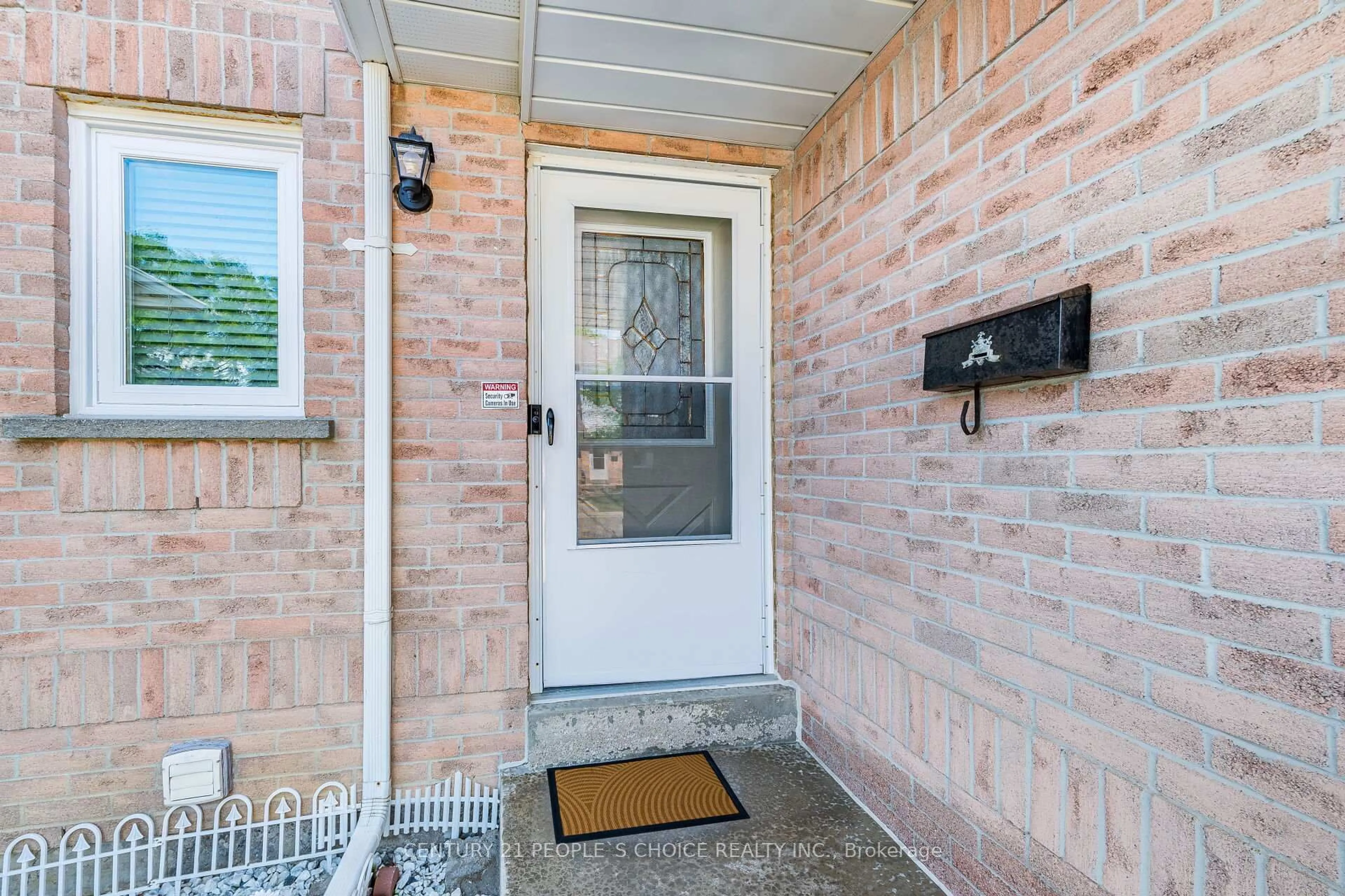 Indoor entryway for 76 Wickstead Crt, Brampton Ontario L6R 1N8