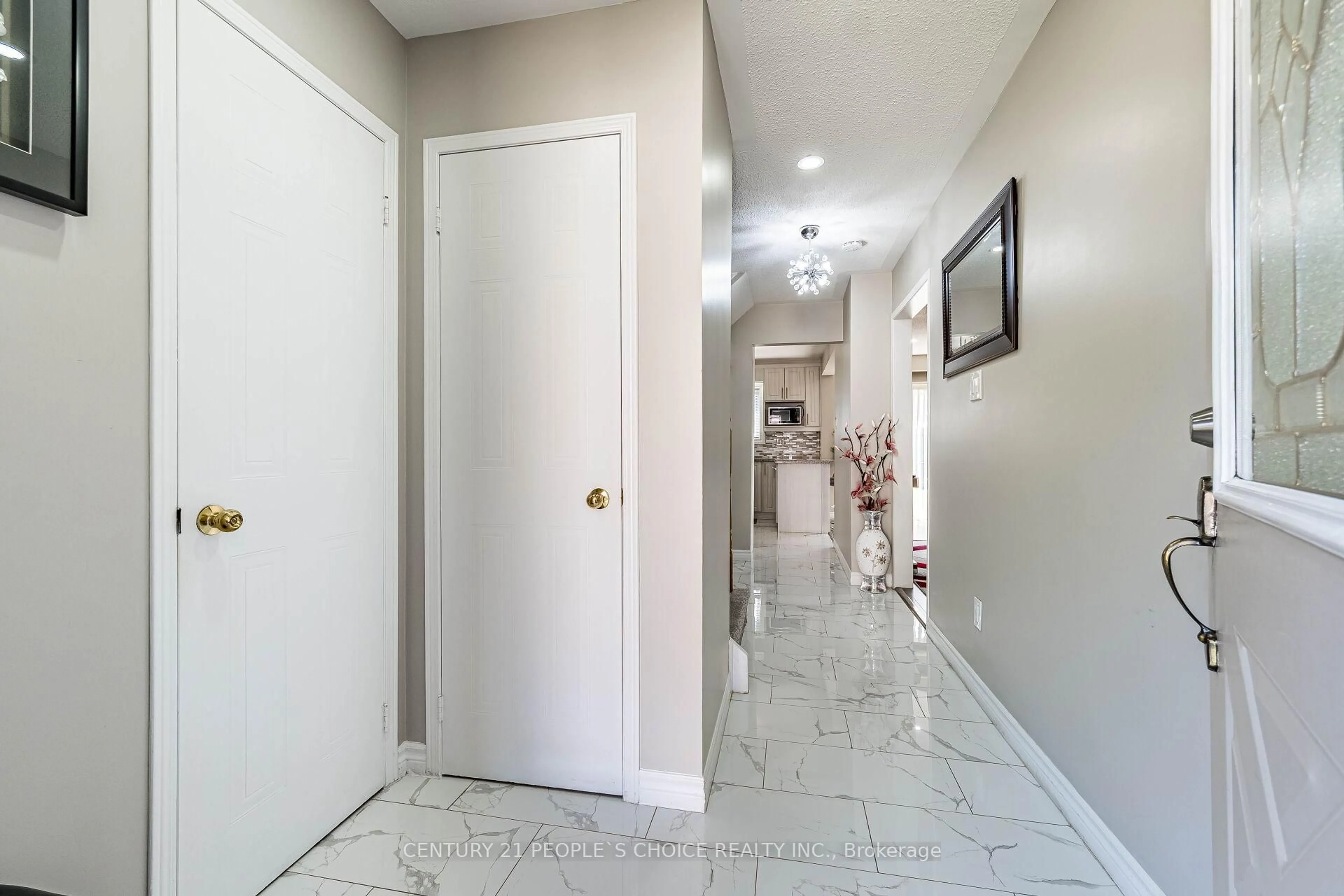 Indoor foyer for 76 Wickstead Crt, Brampton Ontario L6R 1N8
