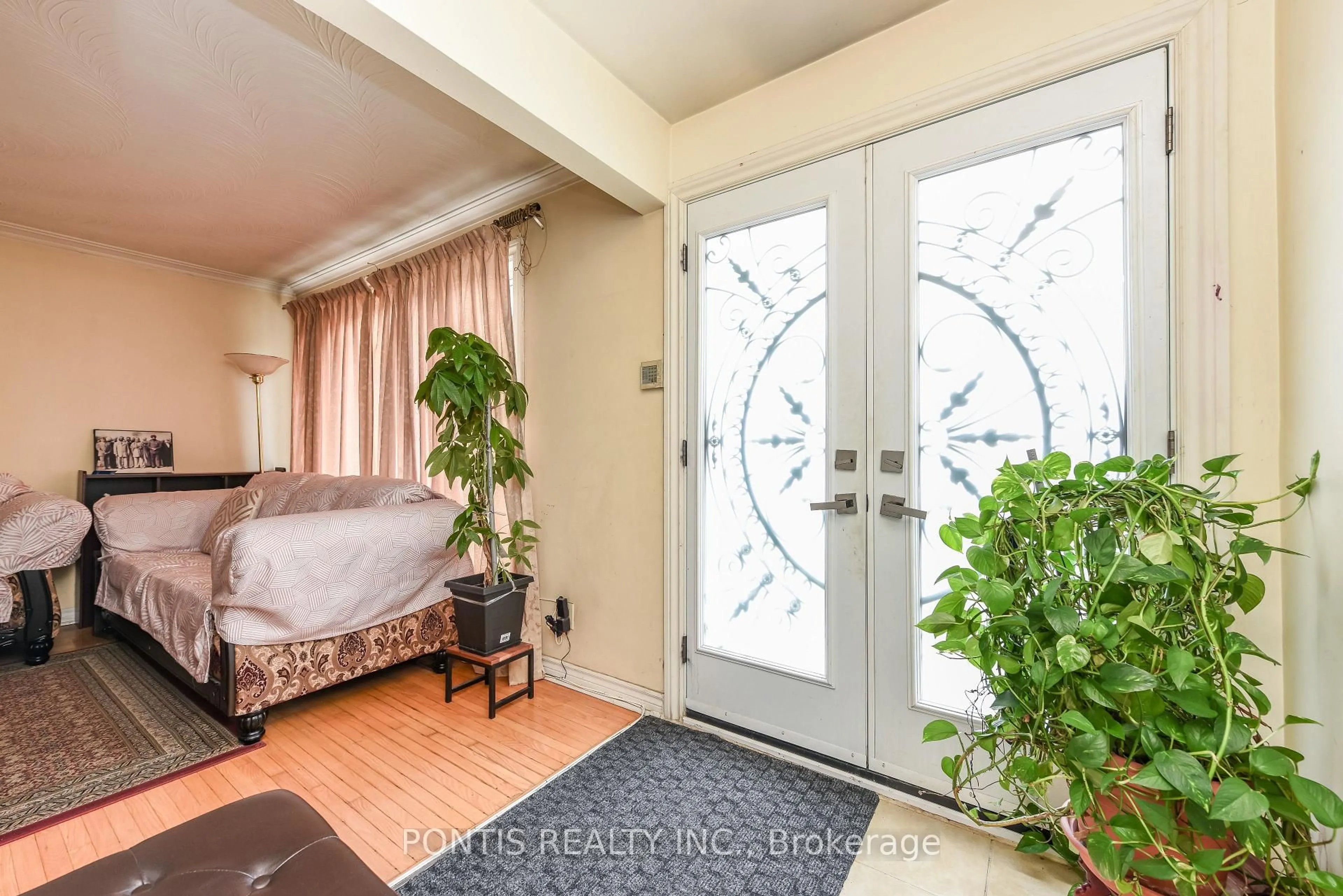 Indoor entryway for 4 Hasbrooke Dr, Toronto Ontario M9L 1A1