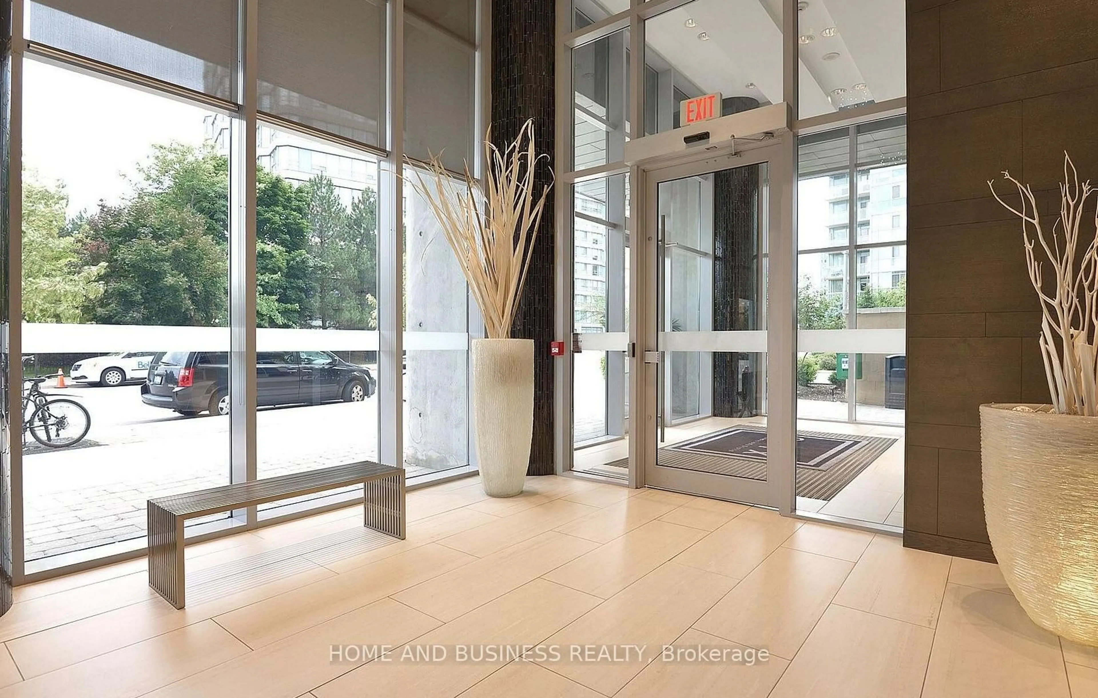 Indoor foyer for 223 Webb Dr #1004, Mississauga Ontario L5R 0E8