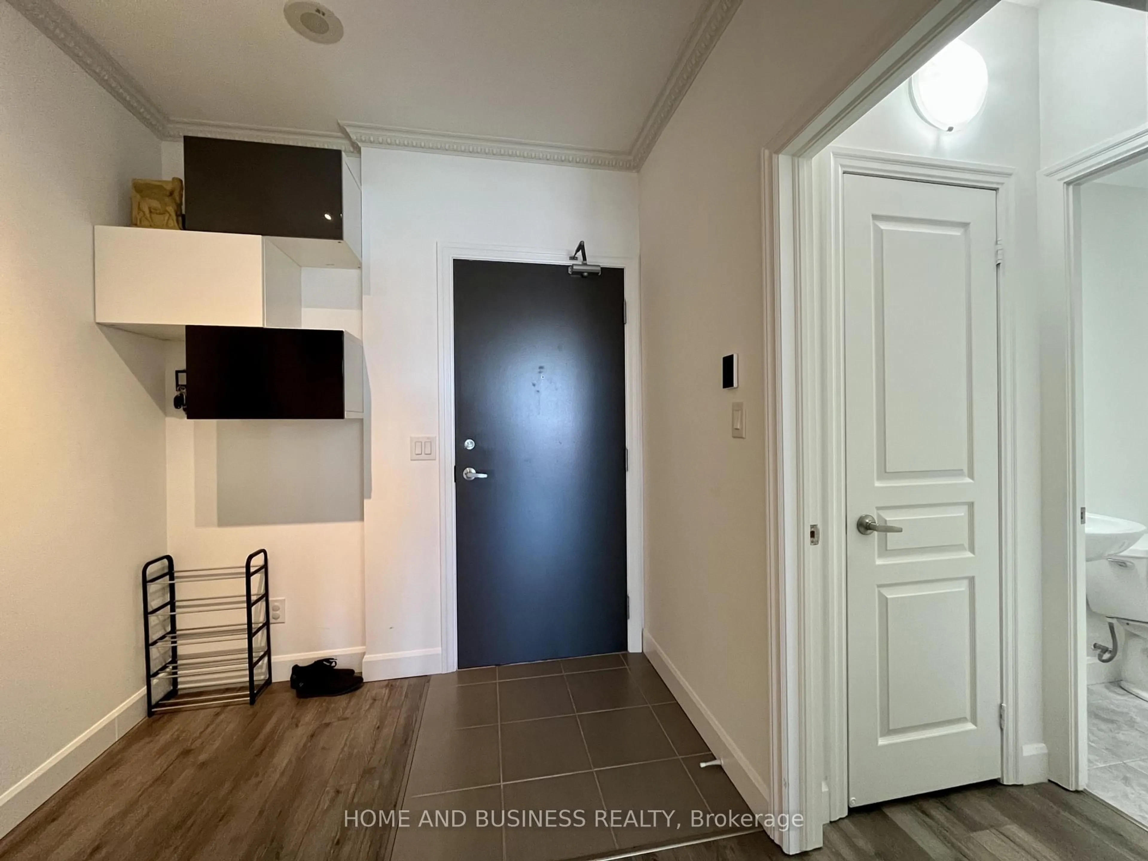 Indoor entryway for 223 Webb Dr #1004, Mississauga Ontario L5R 0E8