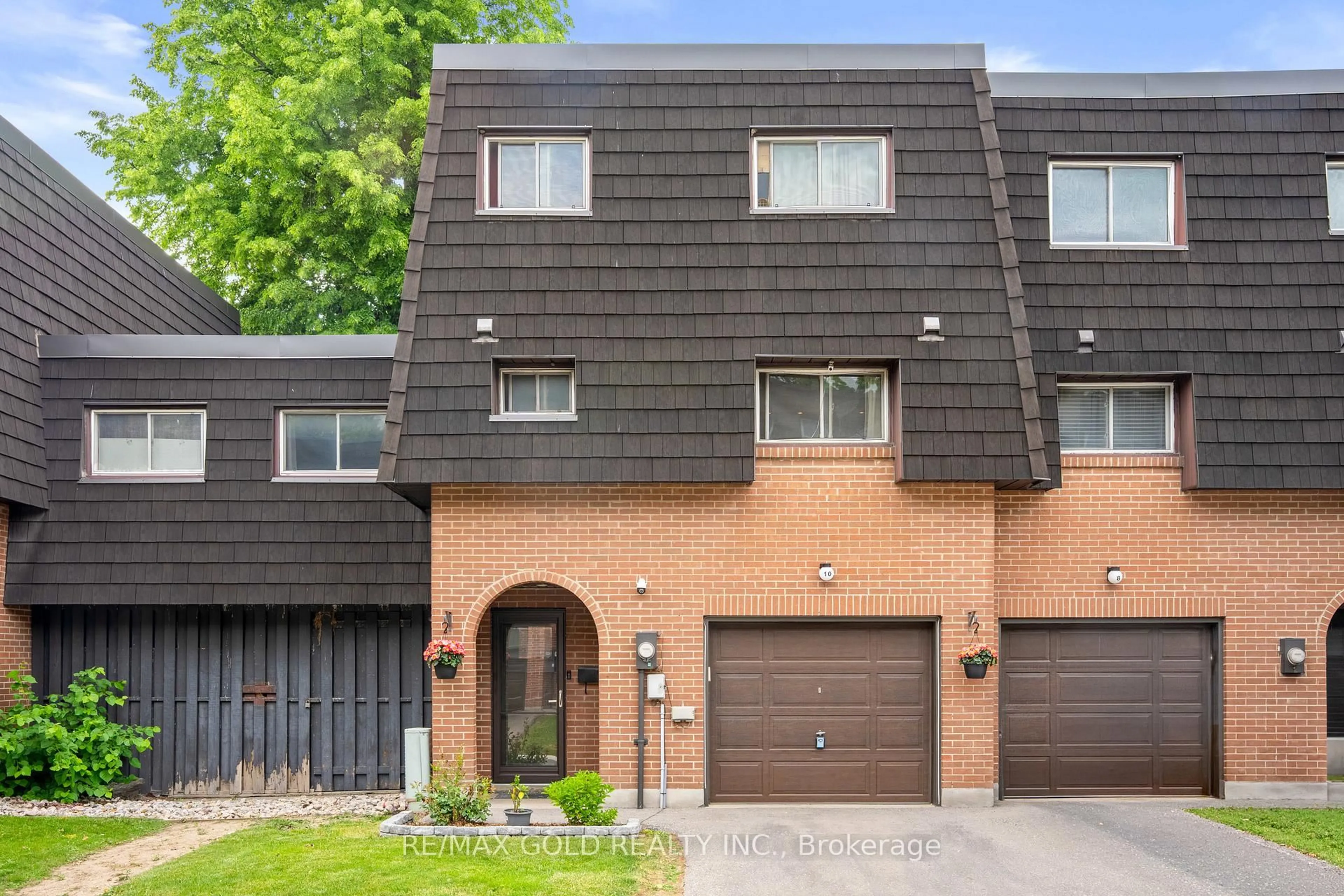 Home with brick exterior material, street for 10 Darras Crt, Brampton Ontario L6T 1W7