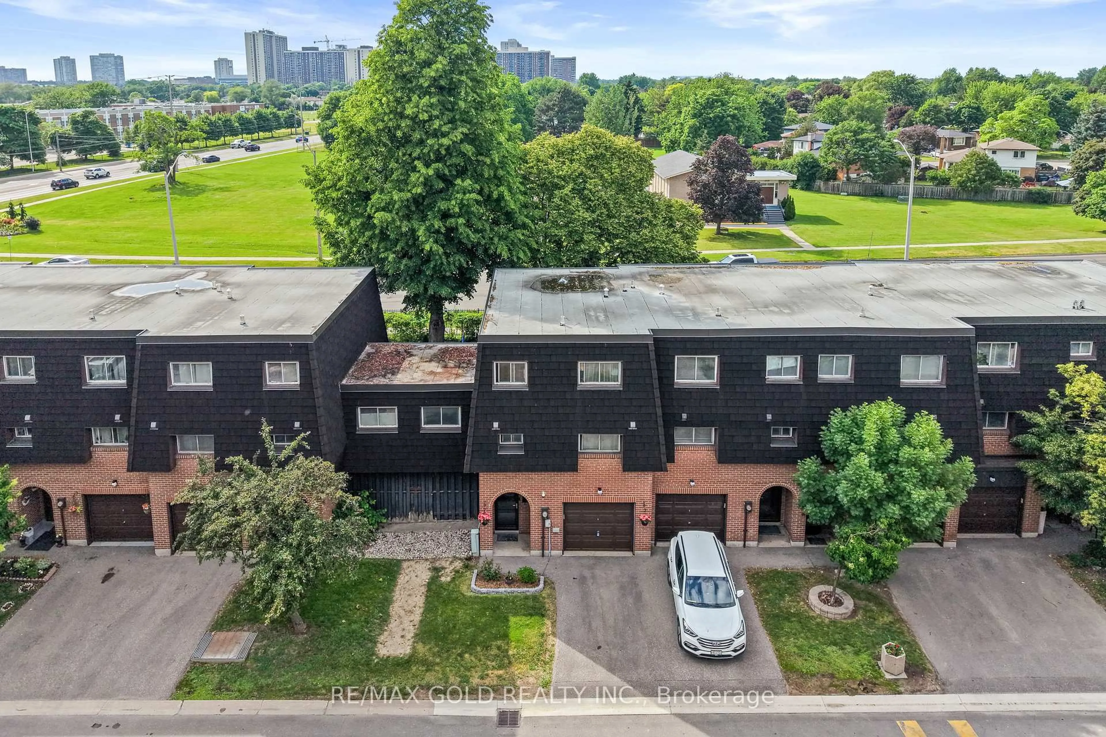 A pic from outside/outdoor area/front of a property/back of a property/a pic from drone, city buildings view from balcony for 10 Darras Crt, Brampton Ontario L6T 1W7