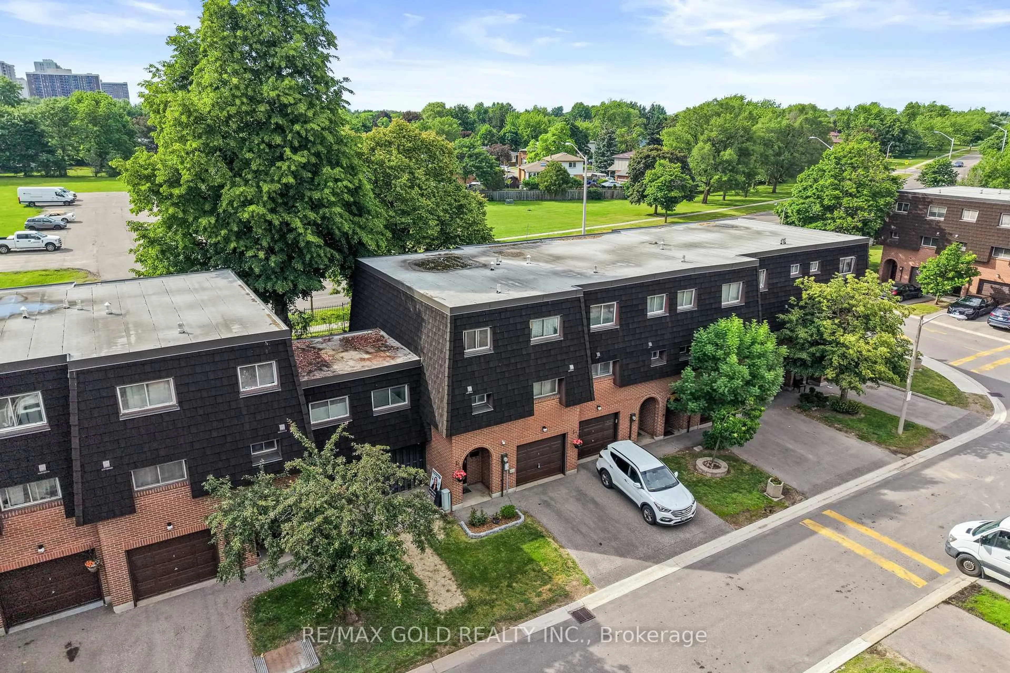 A pic from outside/outdoor area/front of a property/back of a property/a pic from drone, unknown for 10 Darras Crt, Brampton Ontario L6T 1W7