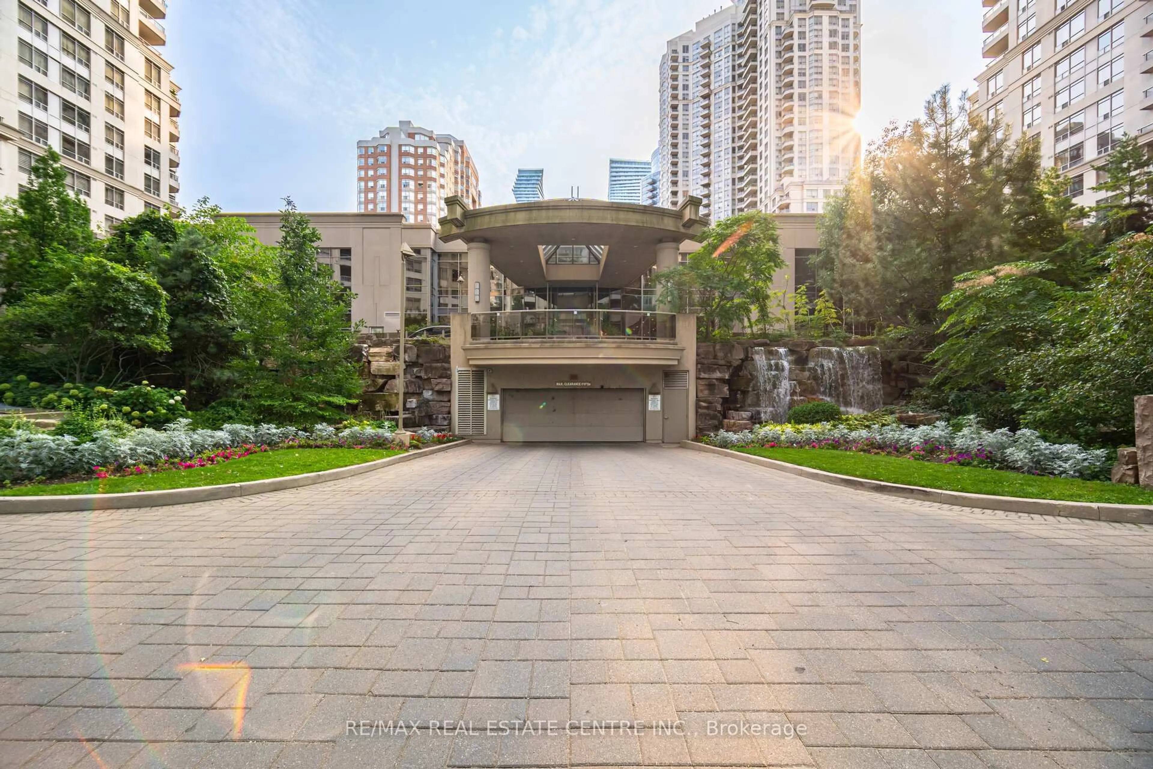 Patio, street for 3888 Duke of York Blvd #2625, Mississauga Ontario L5B 4P5