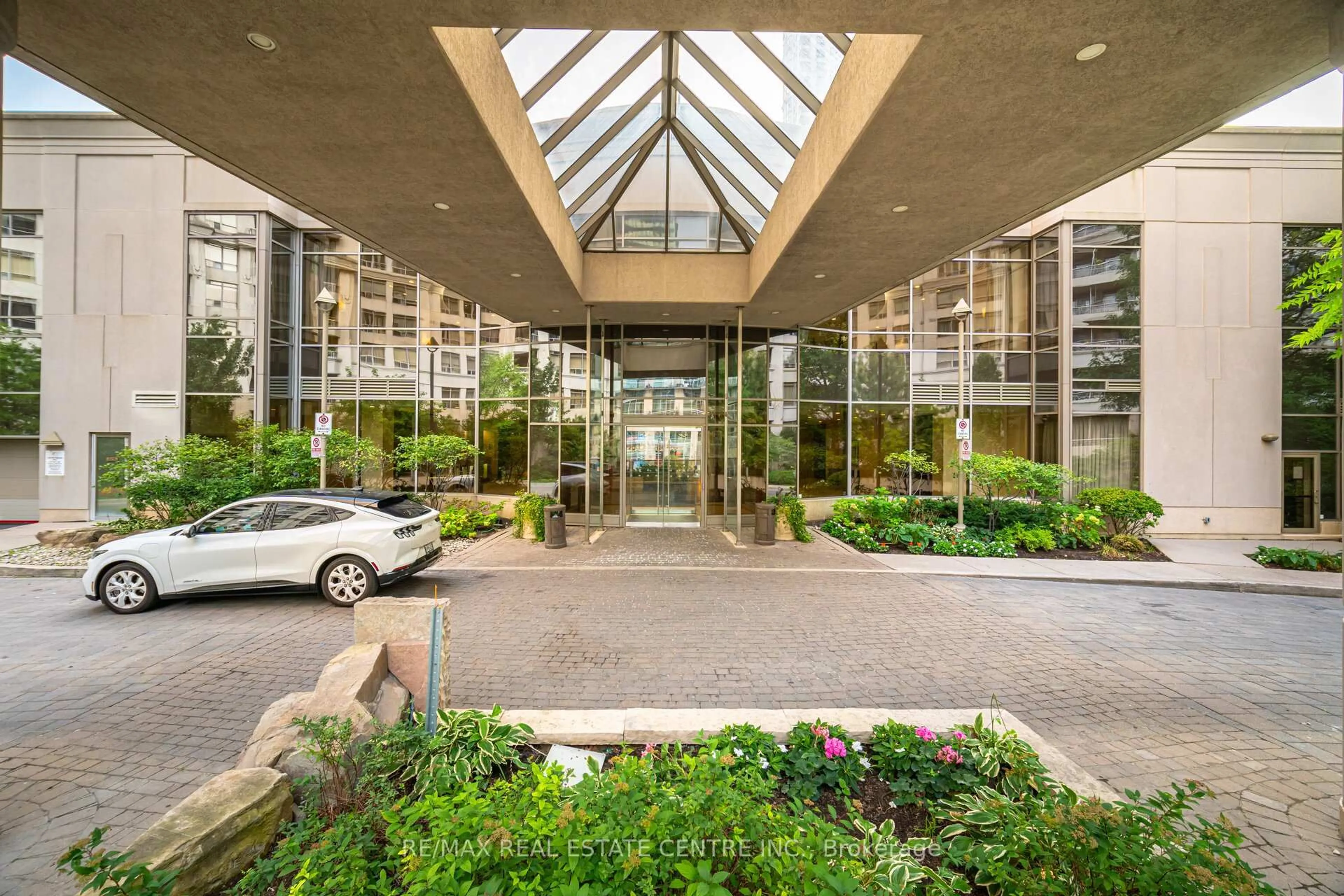 Indoor foyer for 3888 Duke of York Blvd #2625, Mississauga Ontario L5B 4P5