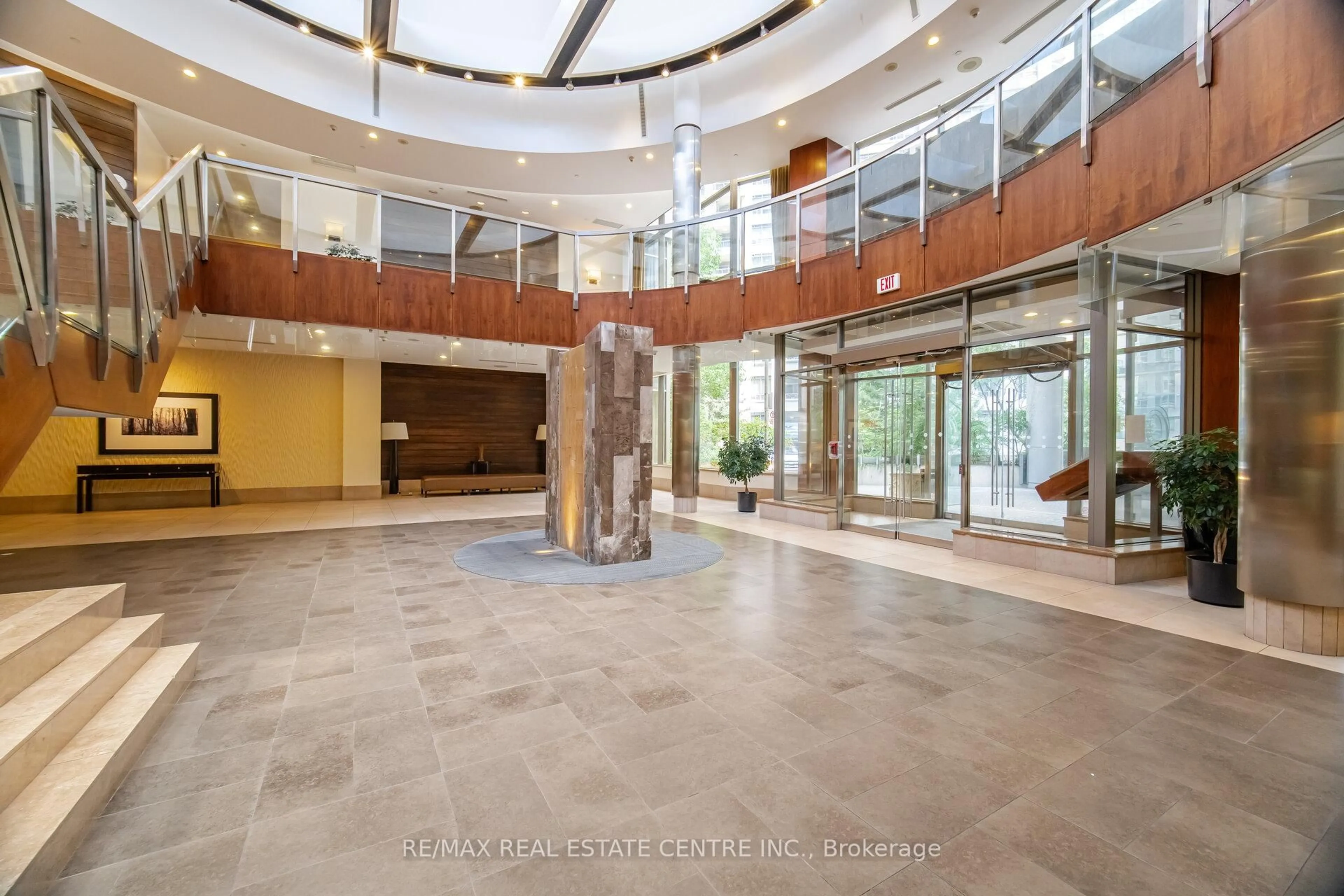 Indoor foyer for 3888 Duke of York Blvd #2625, Mississauga Ontario L5B 4P5