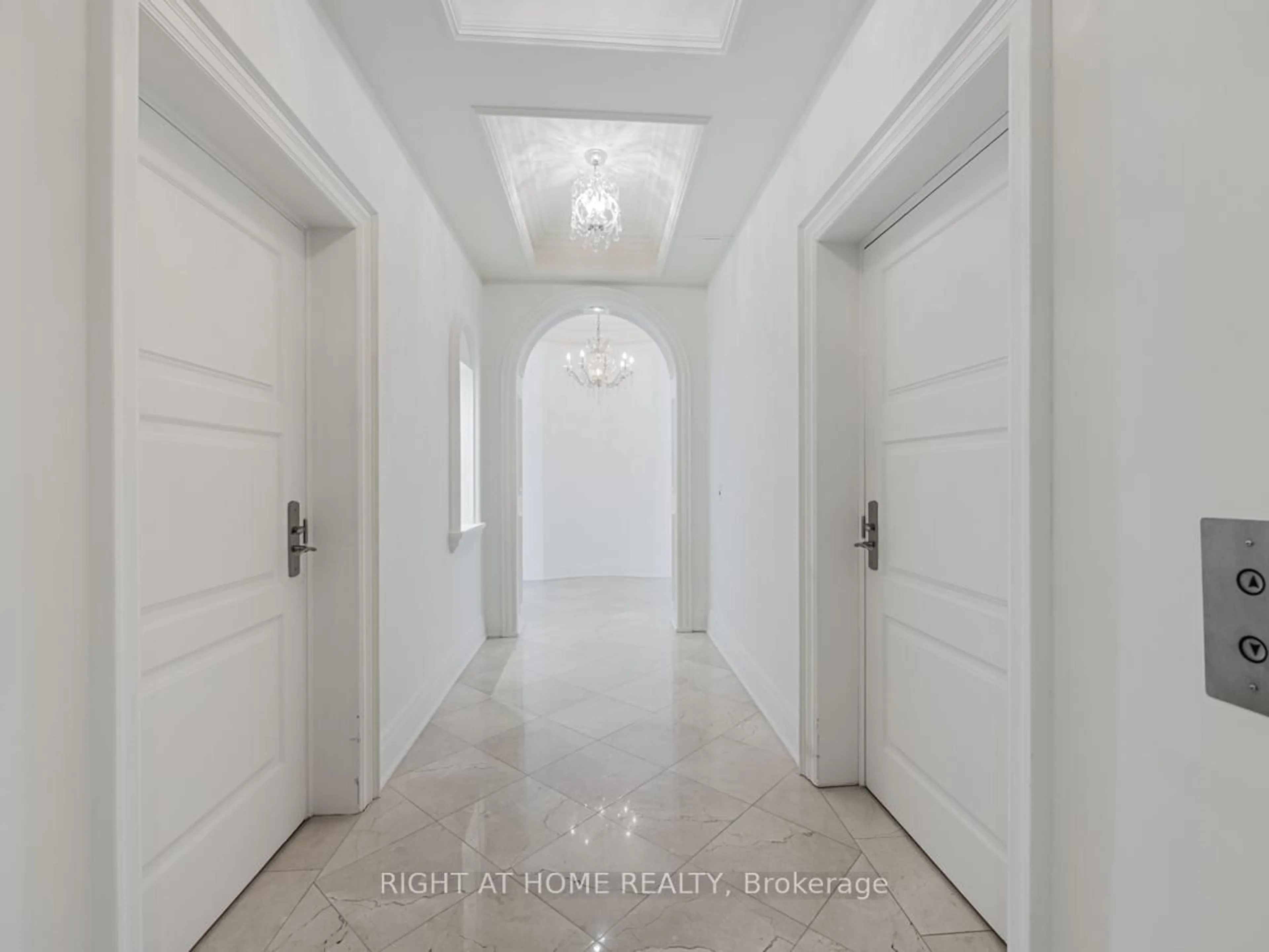 Indoor foyer for 2095 Lake Shore Blvd #LPH19, Toronto Ontario M8V 4G4