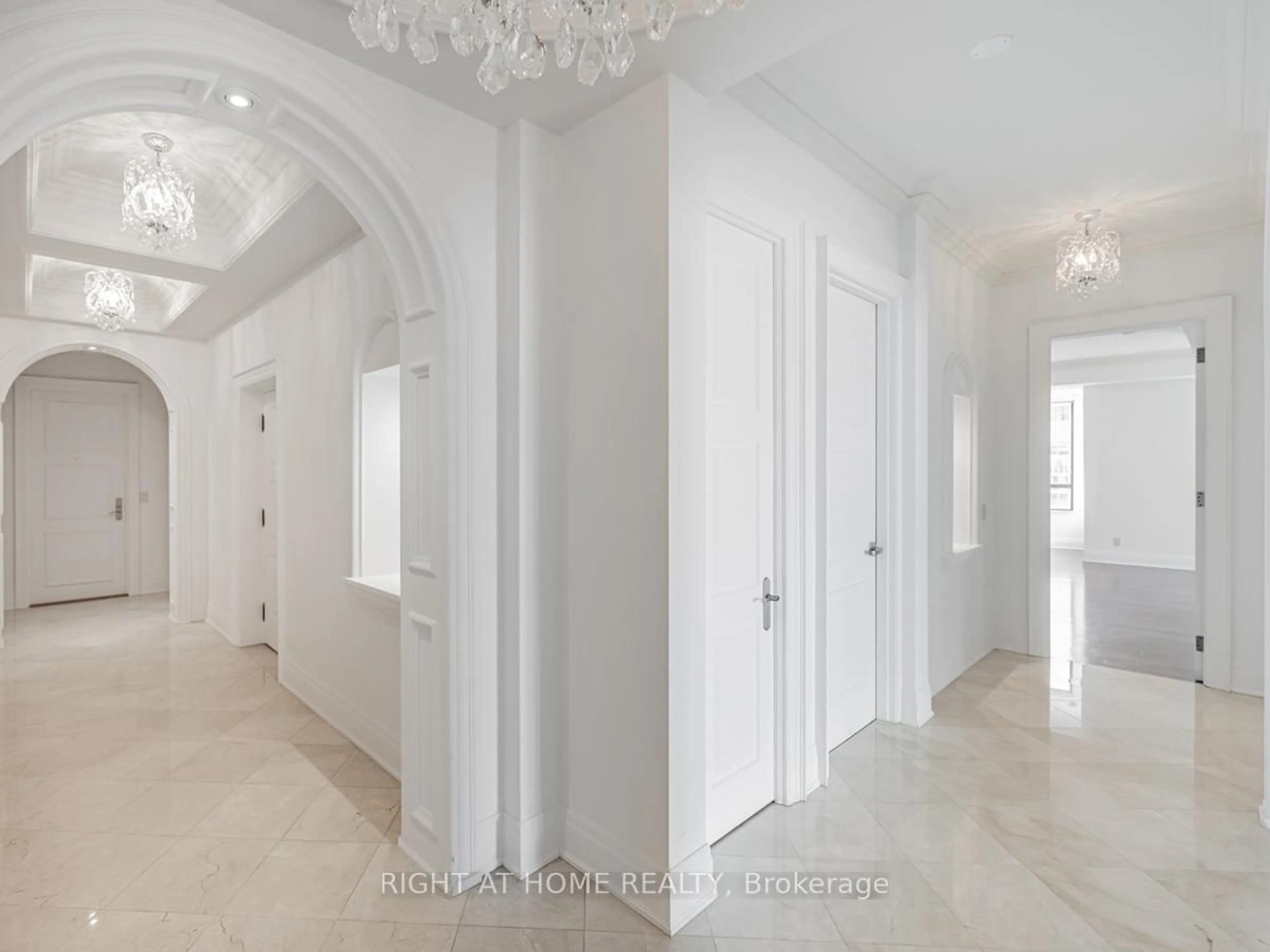 Indoor foyer for 2095 Lake Shore Blvd #LPH19, Toronto Ontario M8V 4G4