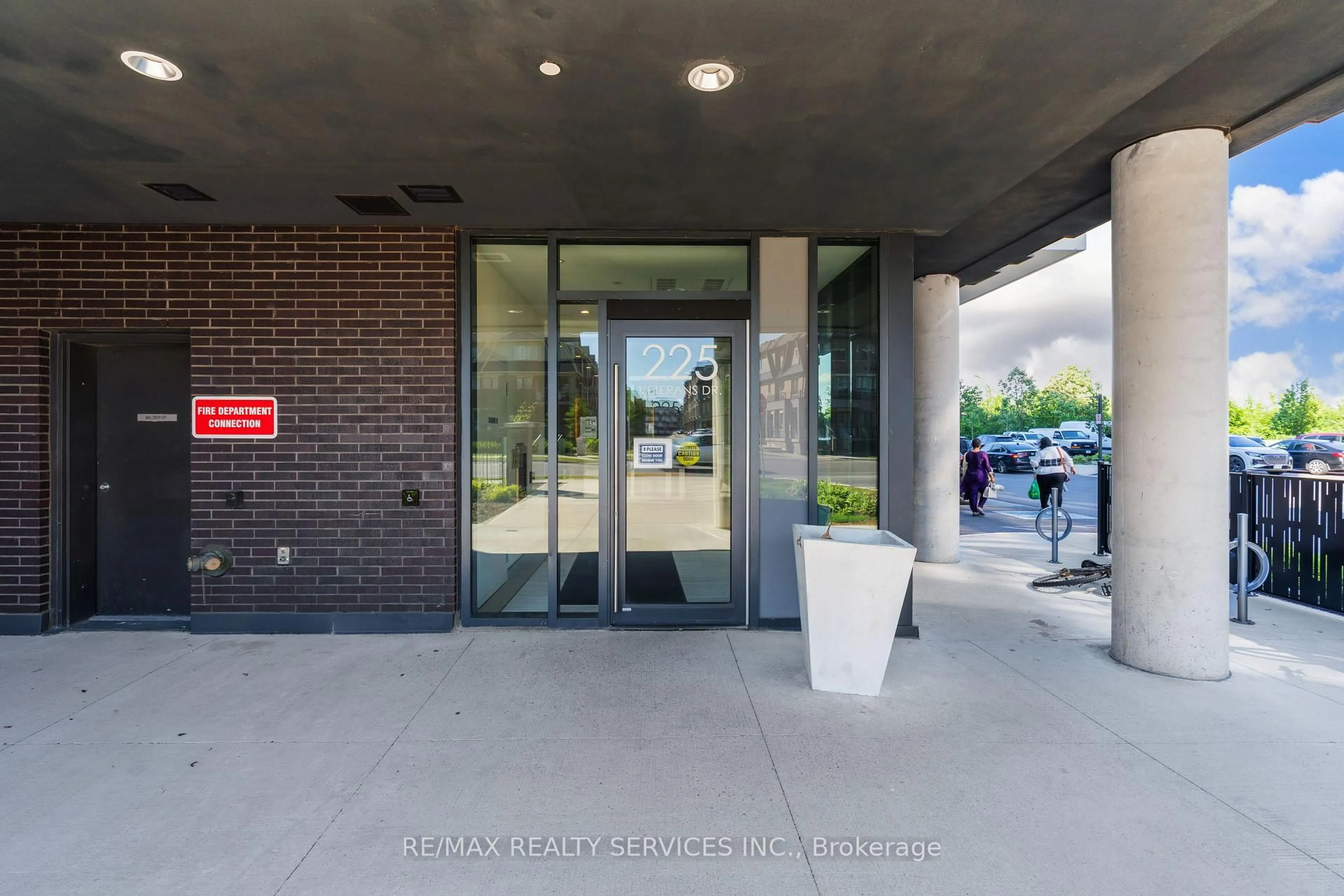 Indoor foyer for 225 Veterans Dr #909, Brampton Ontario L7A 5L7