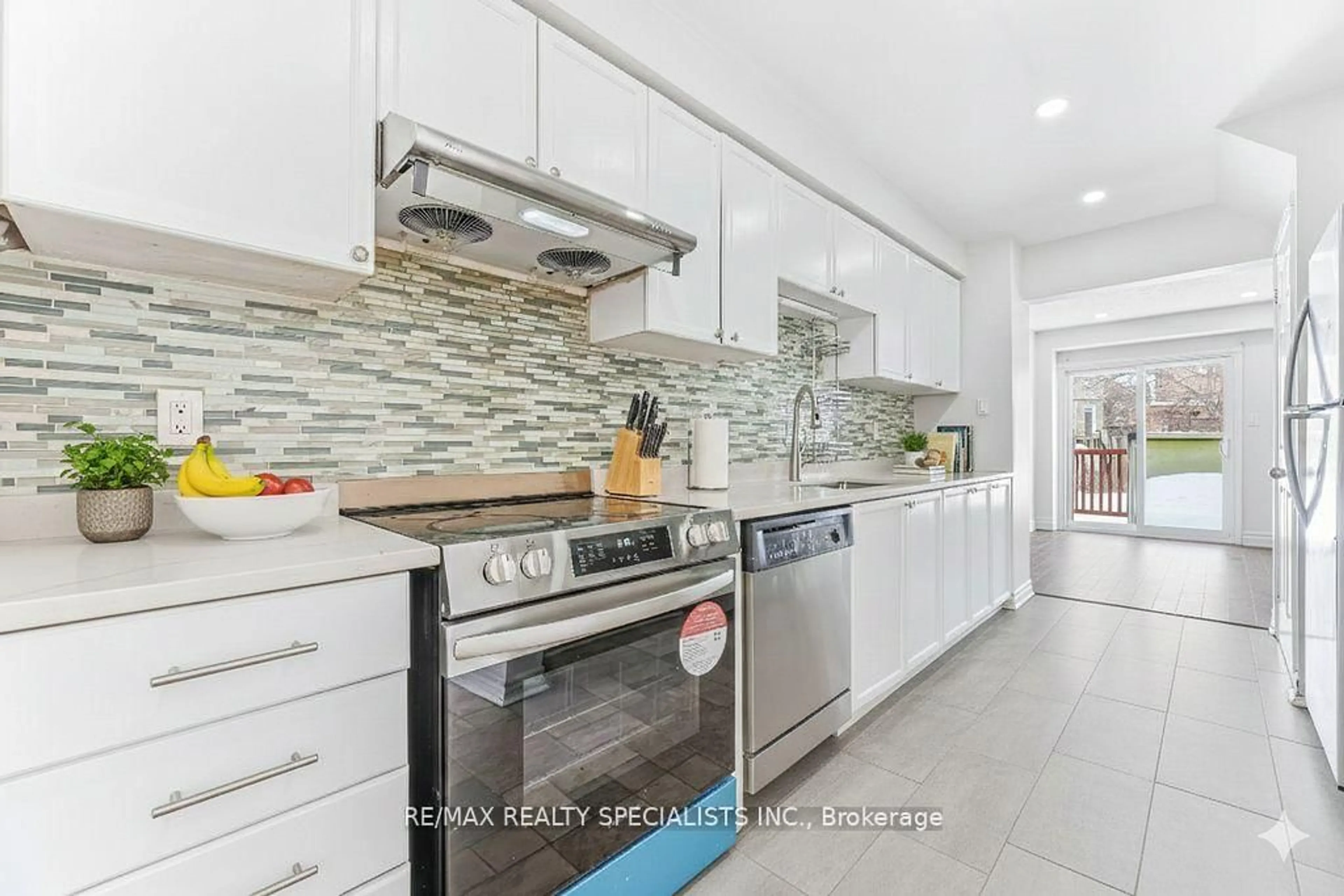 Contemporary kitchen, ceramic/tile floor for 3 Mullis Cres, Brampton Ontario L6Y 4T3