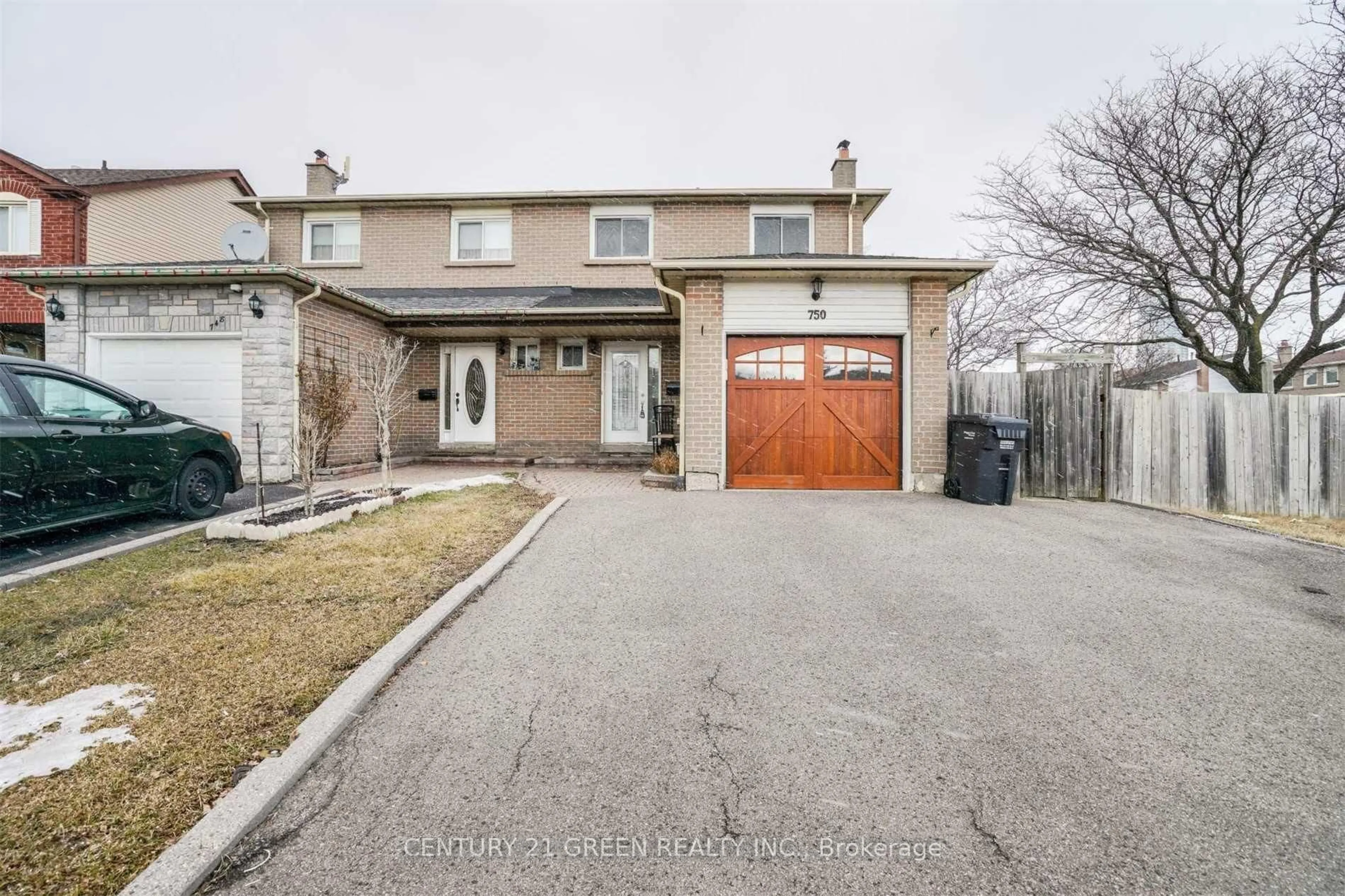 A pic from outside/outdoor area/front of a property/back of a property/a pic from drone, street for 750 Queensbridge Dr, Mississauga Ontario L5C 3X2