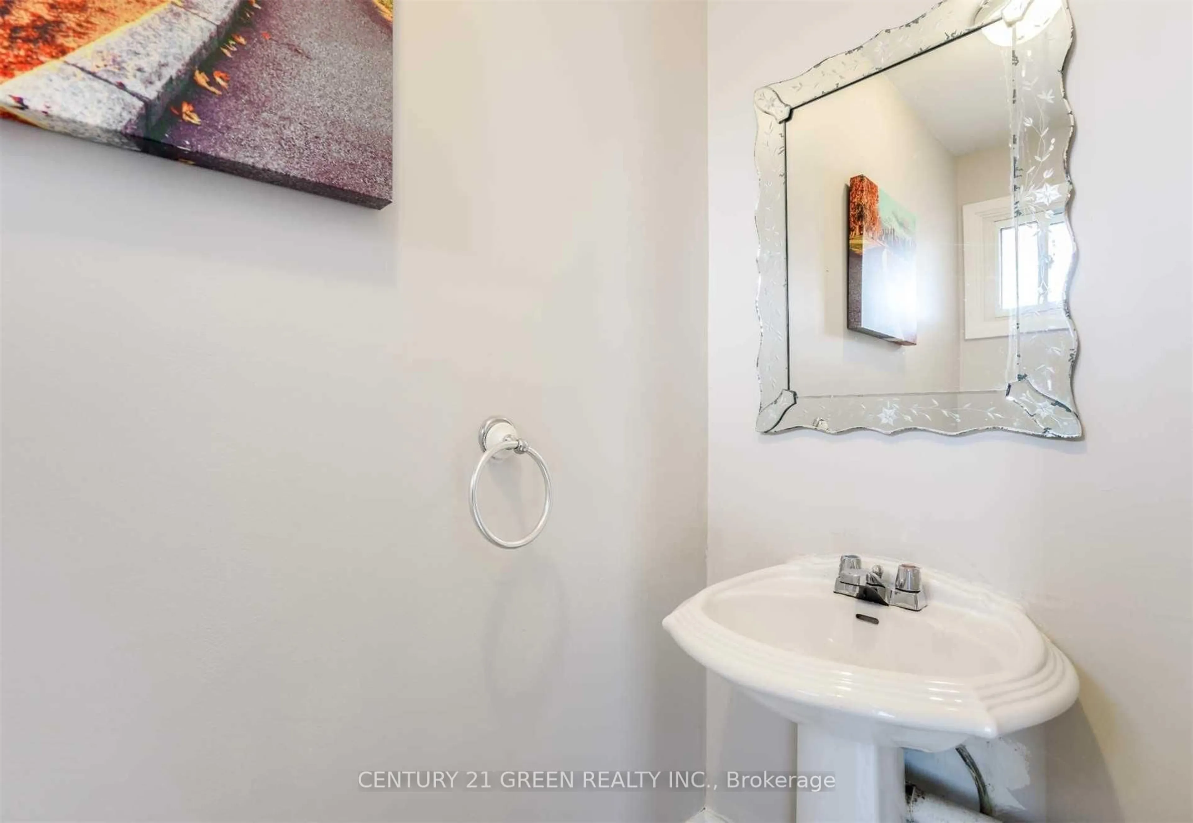 Standard bathroom, ceramic/tile floor for 750 Queensbridge Dr, Mississauga Ontario L5C 3X2