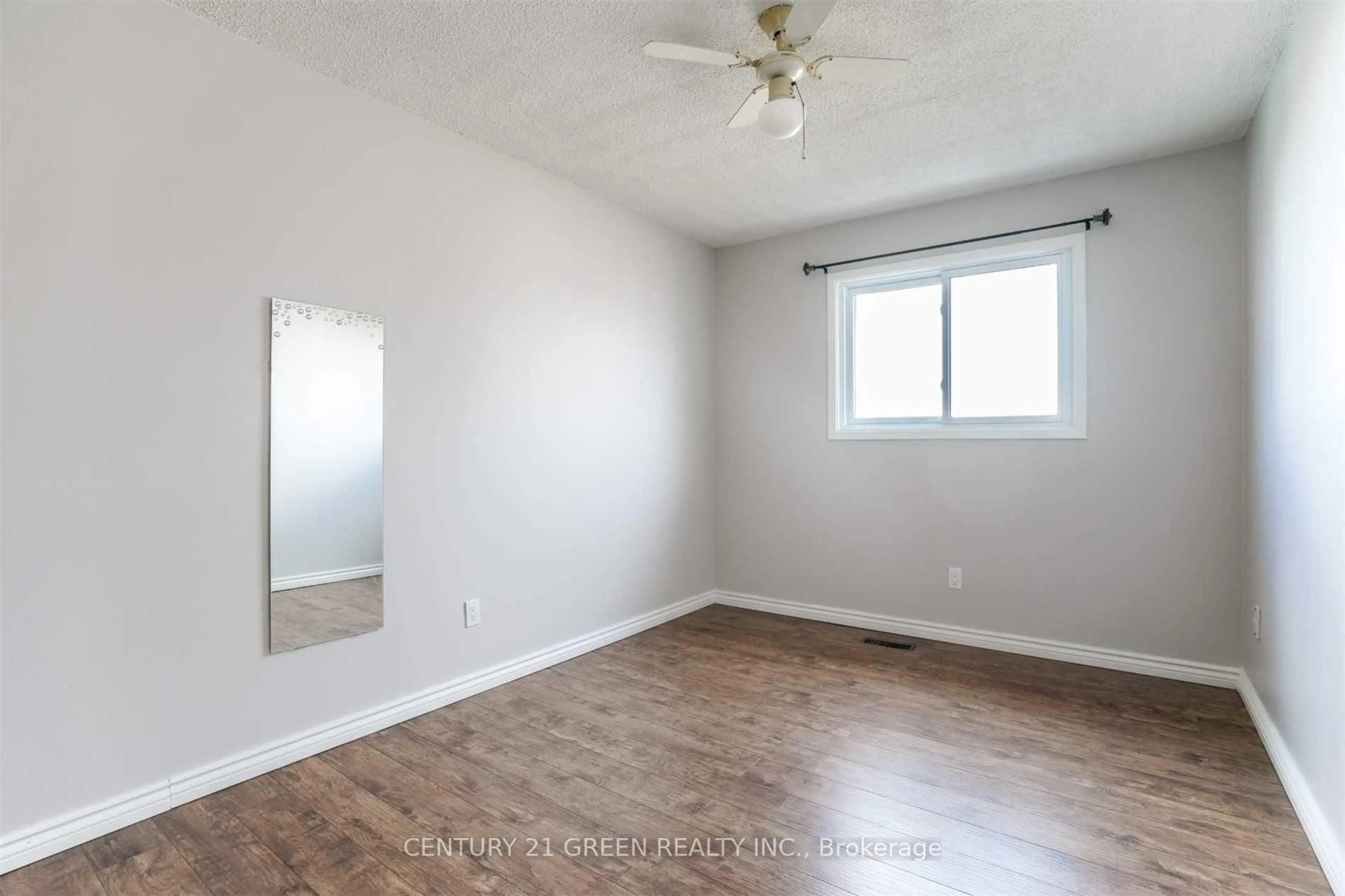 A pic of a room for 750 Queensbridge Dr, Mississauga Ontario L5C 3X2