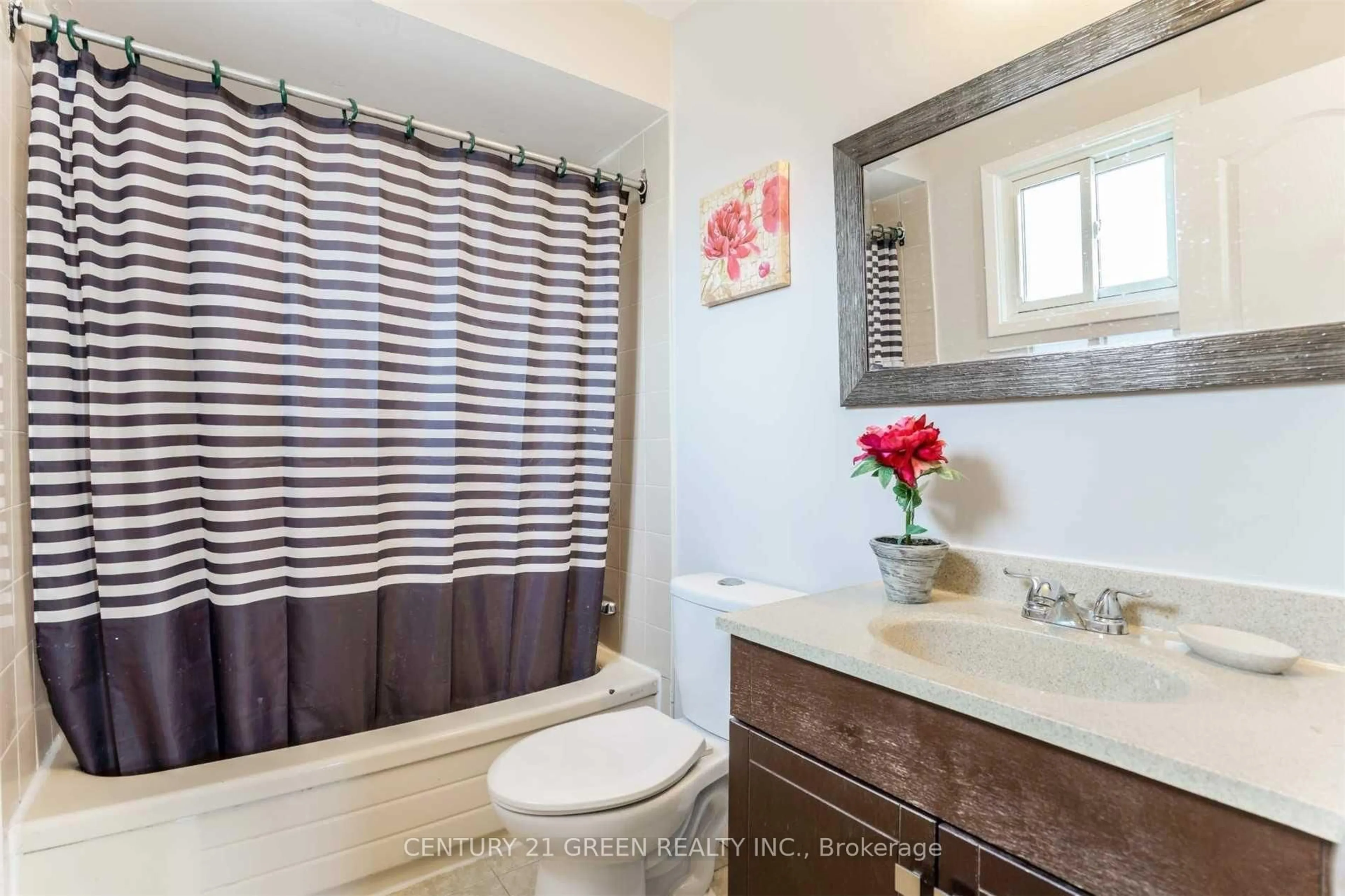 Standard bathroom, ceramic/tile floor for 750 Queensbridge Dr, Mississauga Ontario L5C 3X2