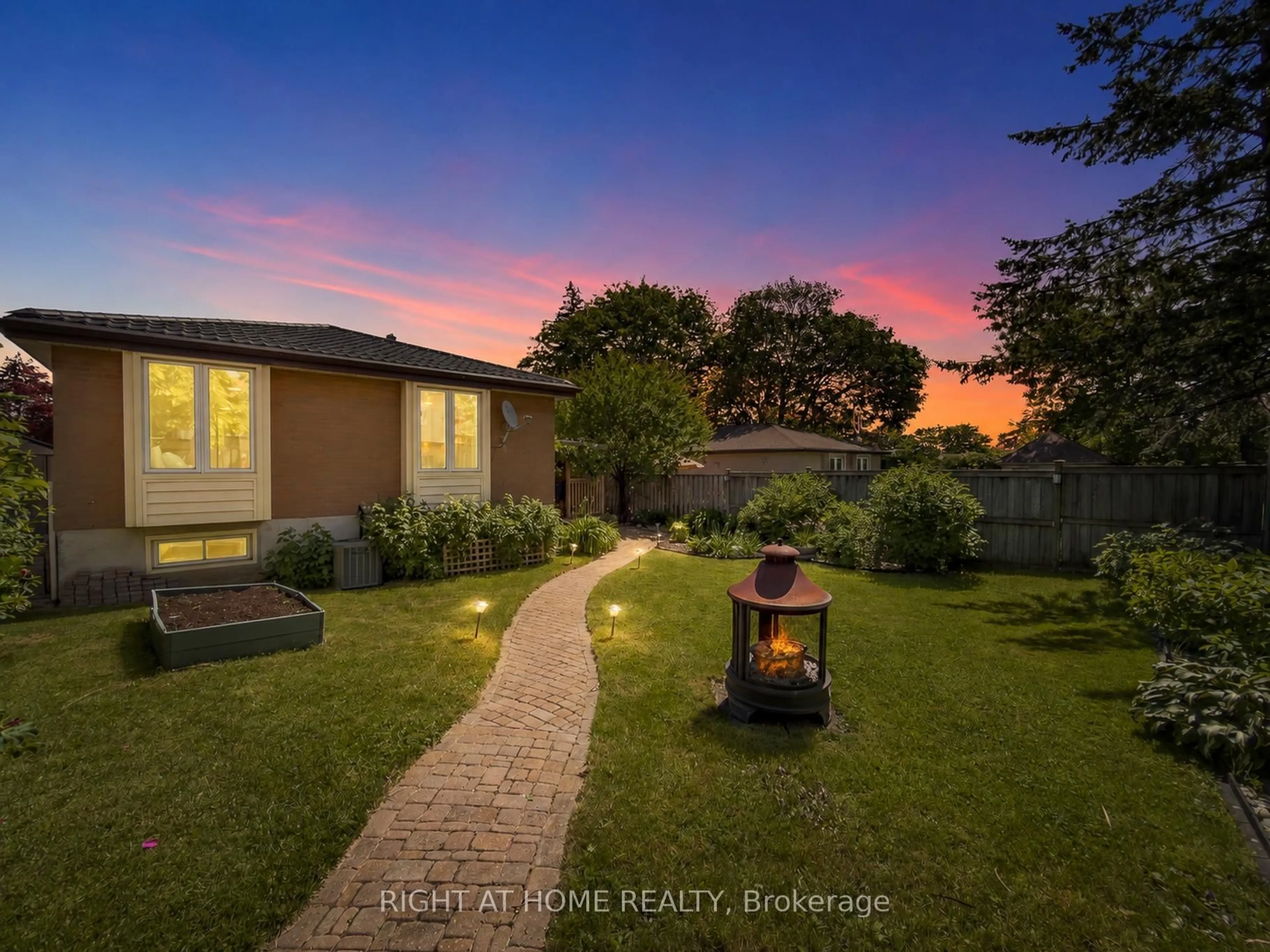 A pic from outside/outdoor area/front of a property/back of a property/a pic from drone, street for 1324 Bodley Rd, Mississauga Ontario L5J 3W9