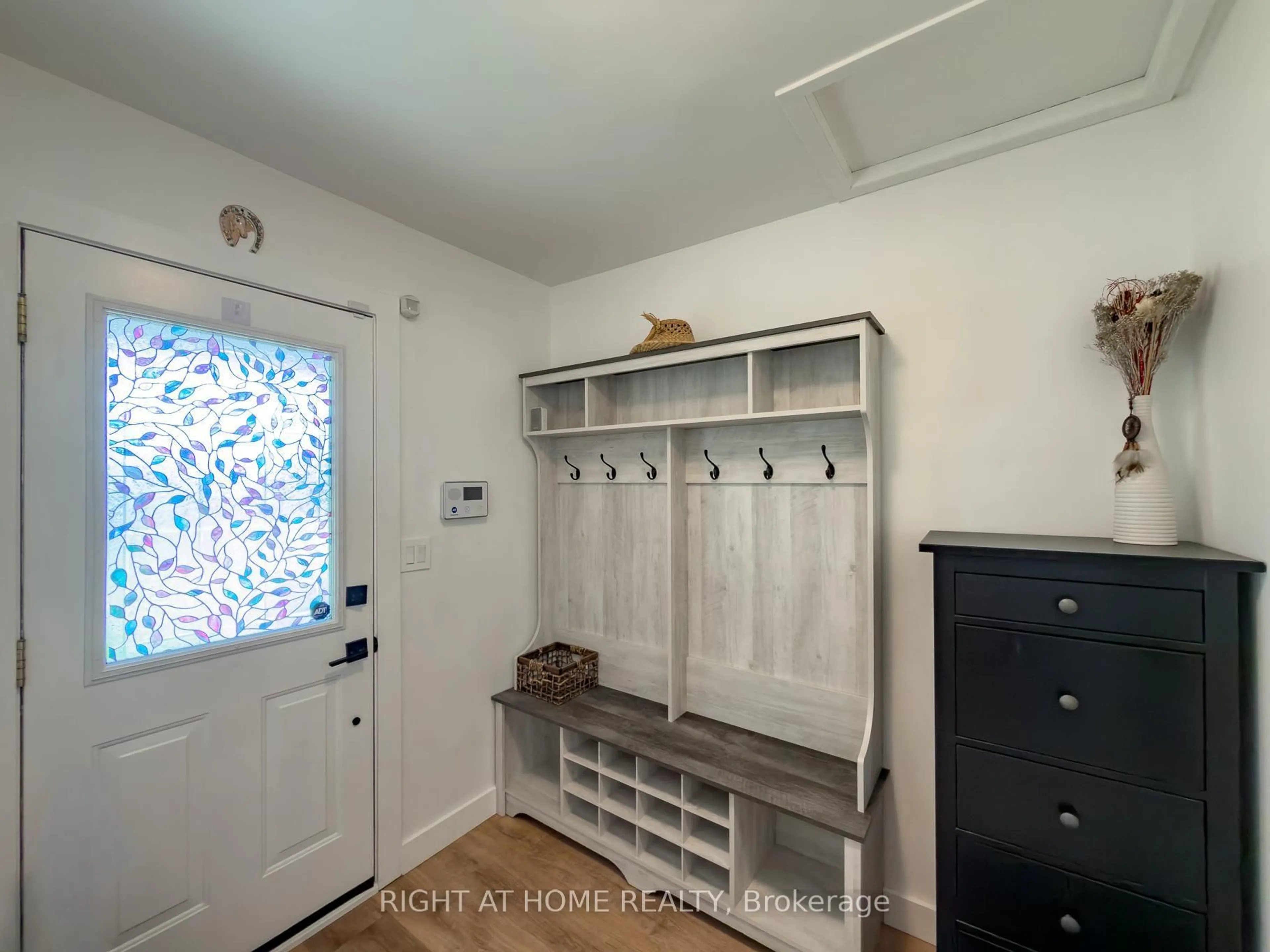 Indoor entryway for 1324 Bodley Rd, Mississauga Ontario L5J 3W9