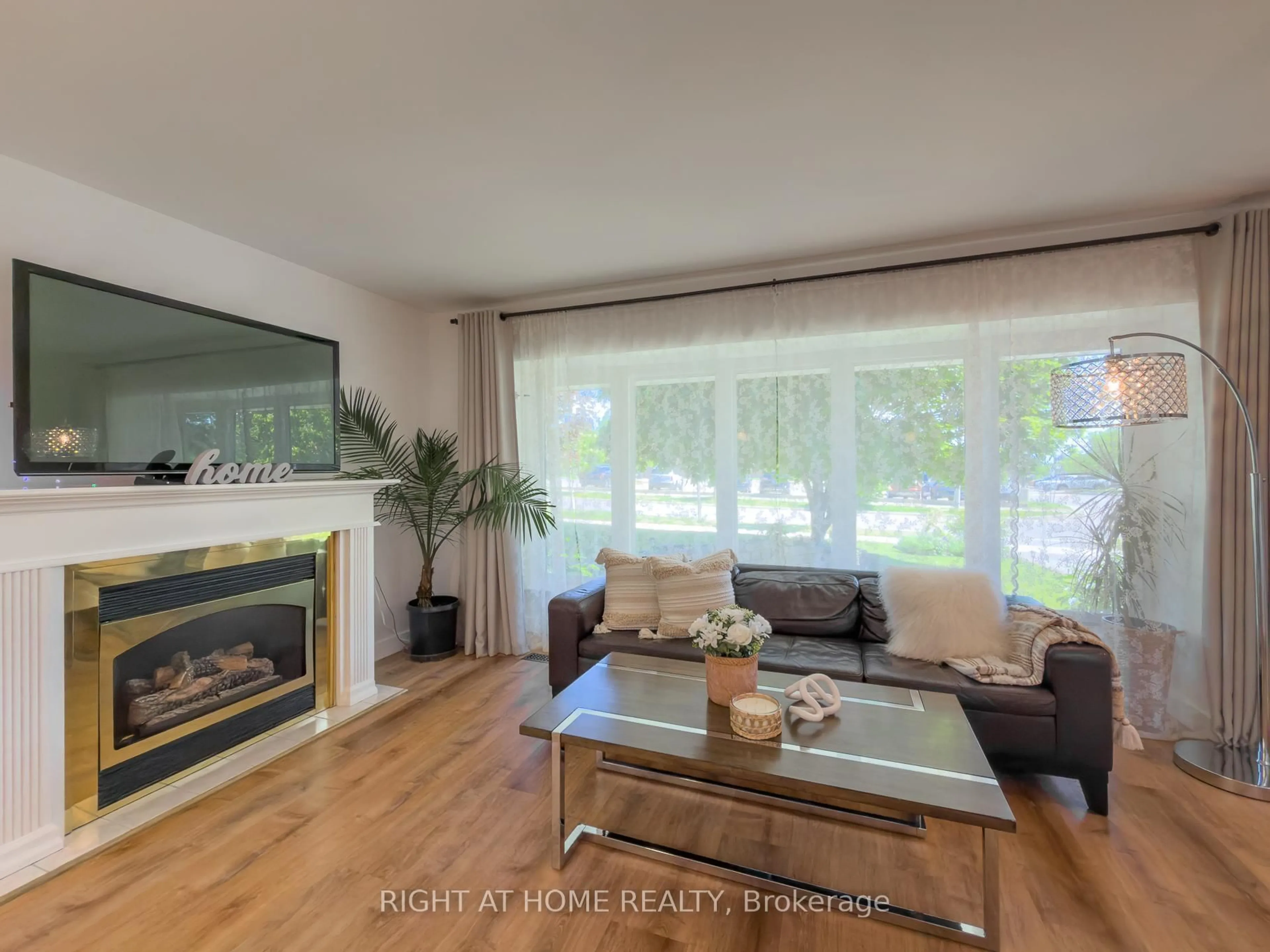 Living room with furniture, wood/laminate floor for 1324 Bodley Rd, Mississauga Ontario L5J 3W9