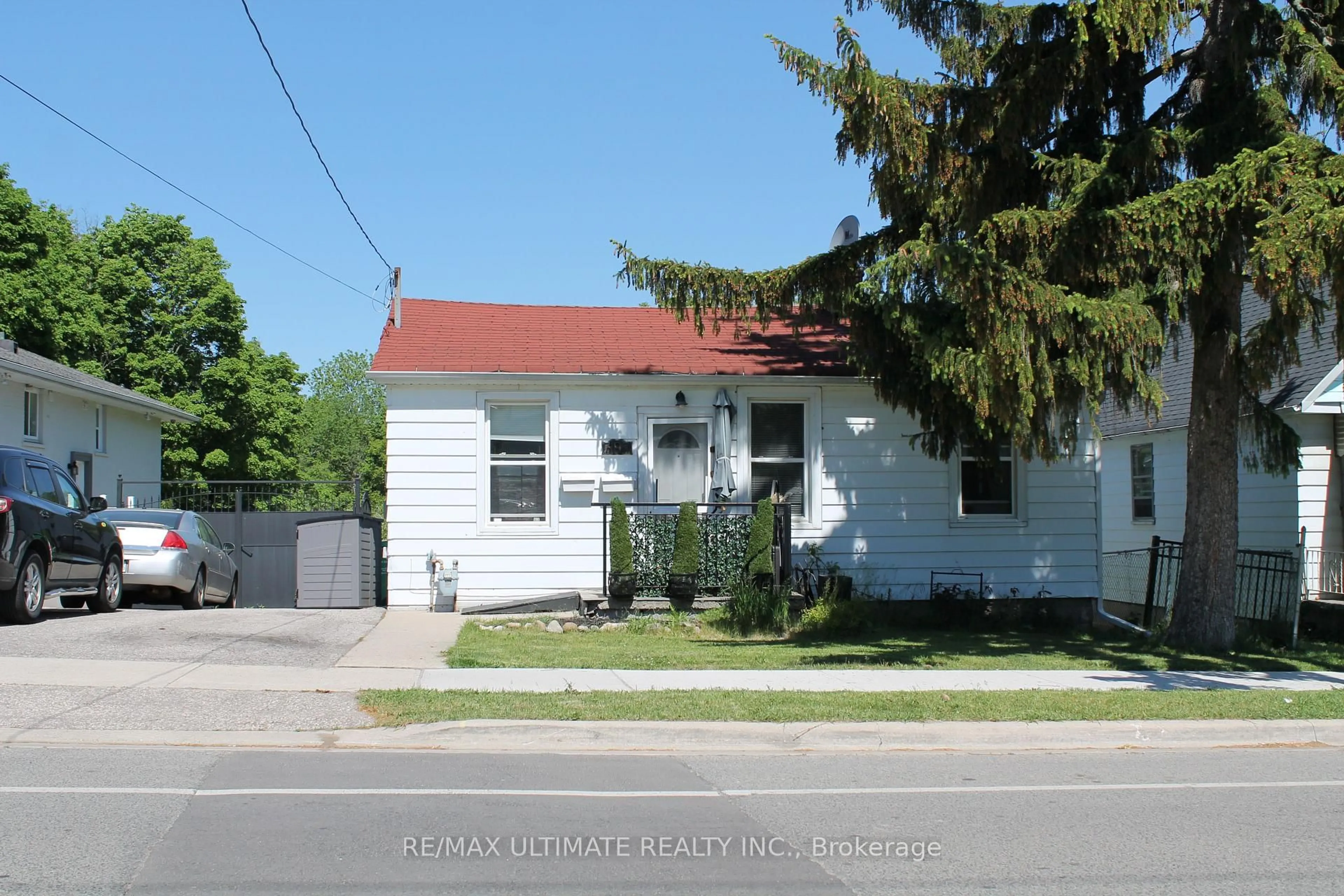 Home with vinyl exterior material, street for 397 Atwater Ave, Mississauga Ontario L5G 2A2