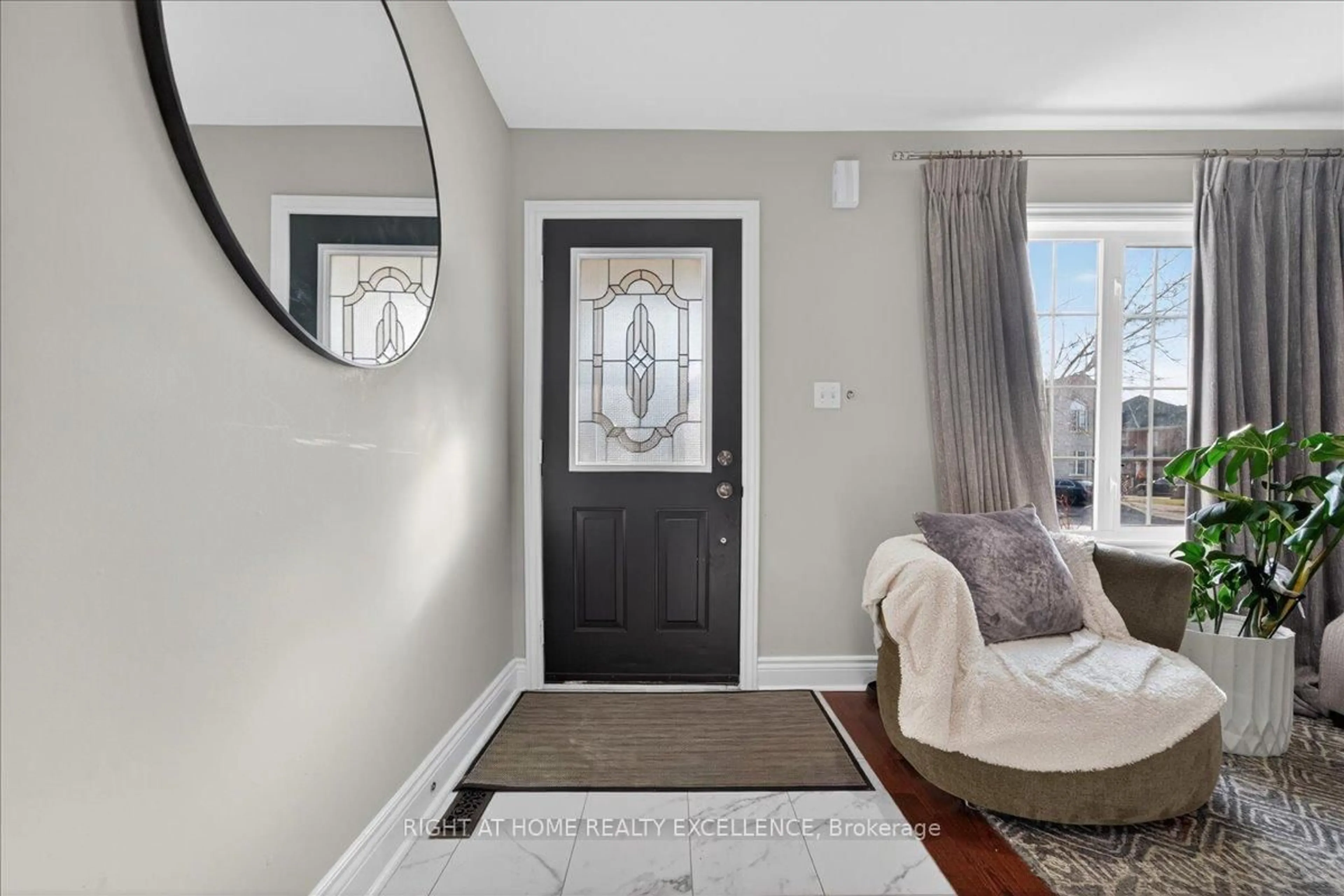 Indoor entryway for 114 Tianalee Cres, Brampton Ontario L7A 2K8