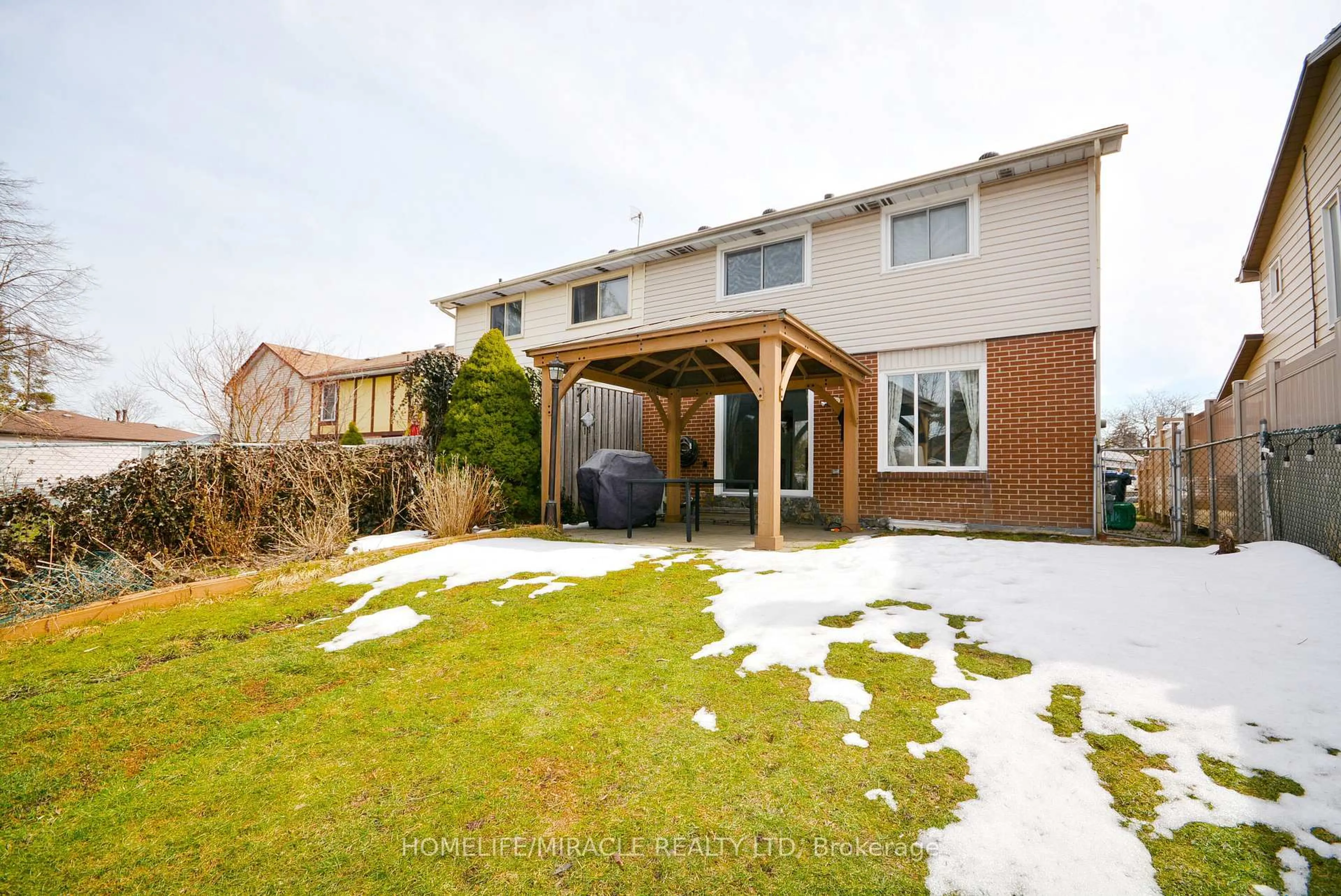 A pic from outside/outdoor area/front of a property/back of a property/a pic from drone, unknown for 2335 Council Ring Rd, Mississauga Ontario L5L 1B9